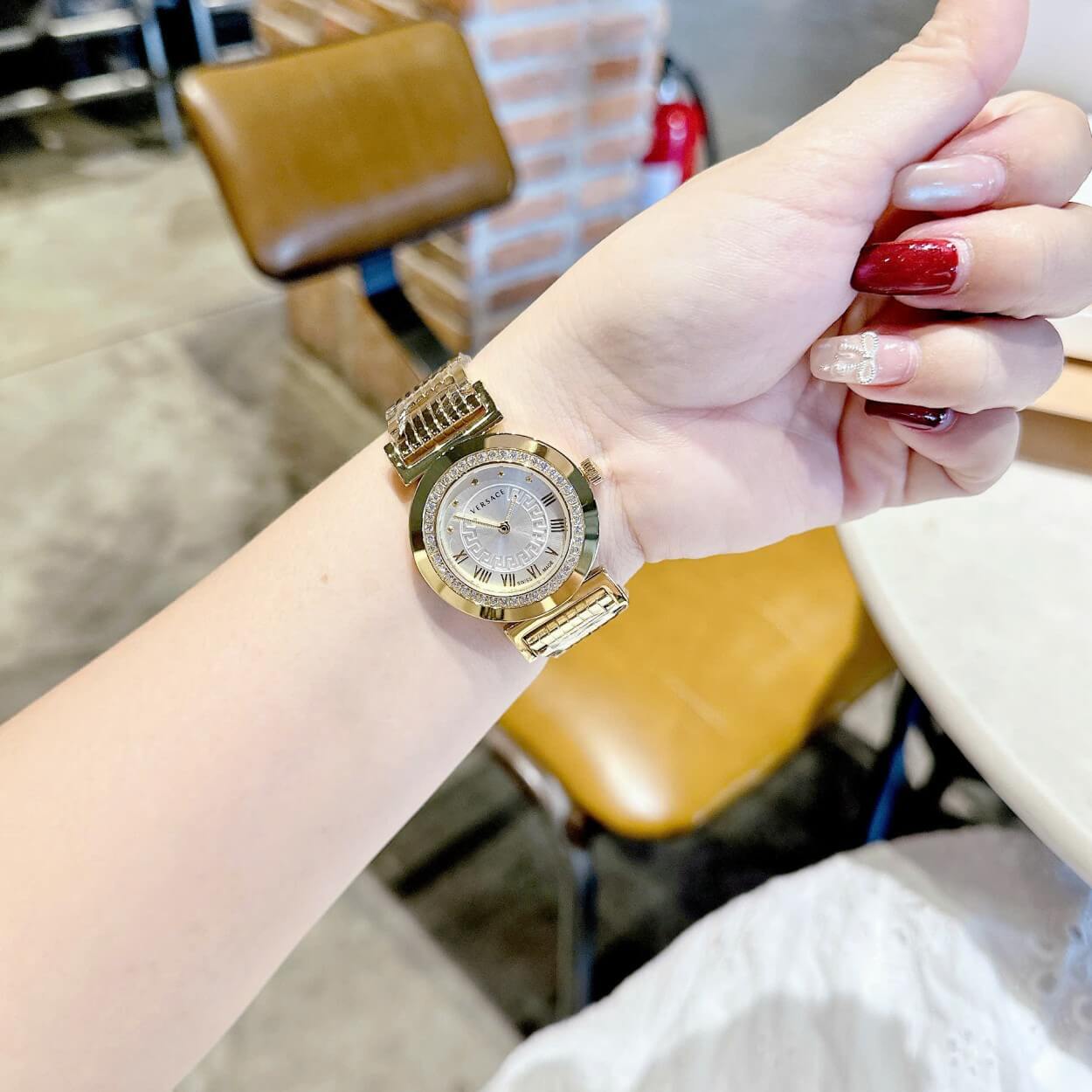 Đồng hồ Versace nữ dây thép vàng mặt trắng, Versace Vanity Thụy Sĩ size 35mm - Quartz
