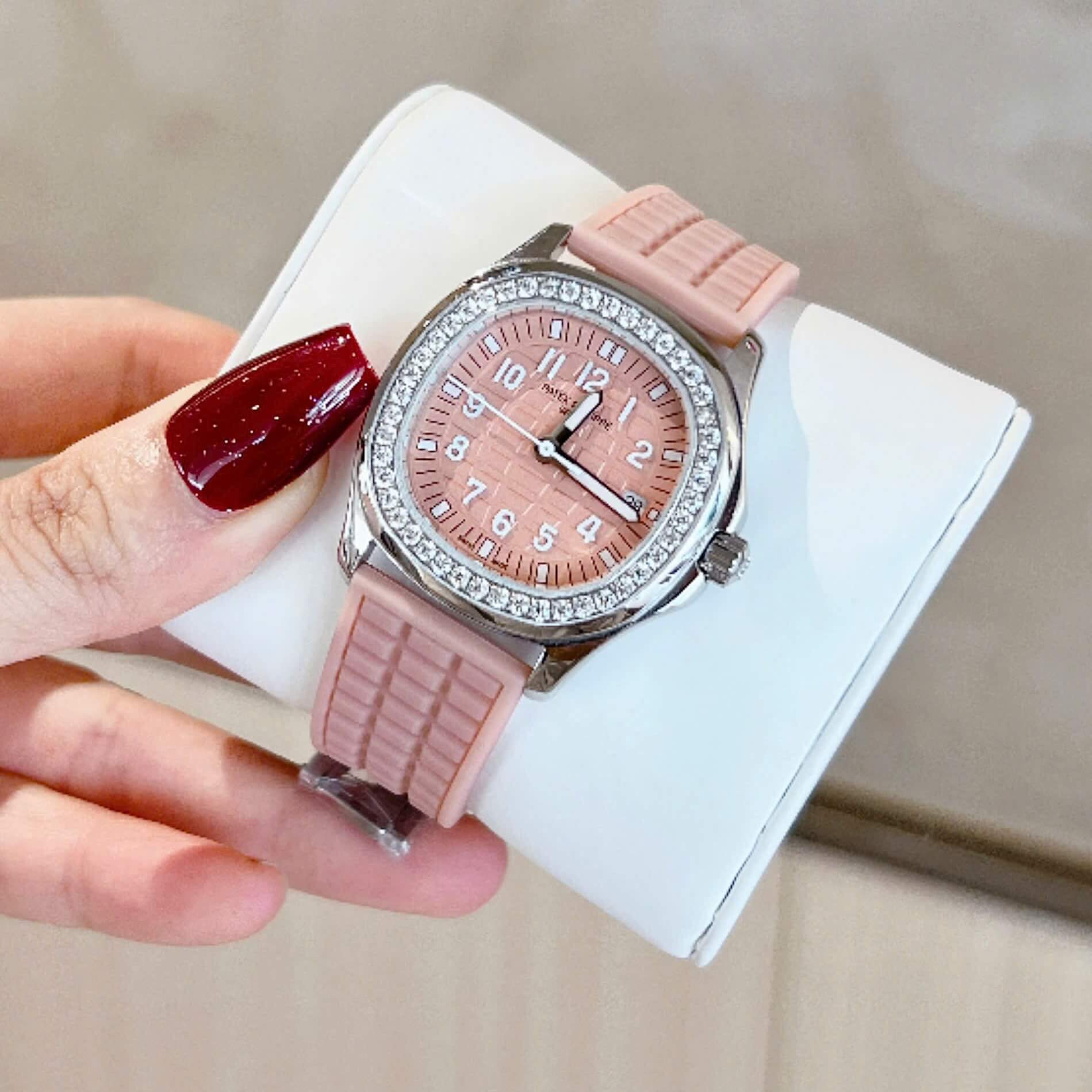 Đồng Hồ Patek Philippe Aquanaut Nữ Dây Cao Su Hồng Baby Size 35mm Quartz Japan