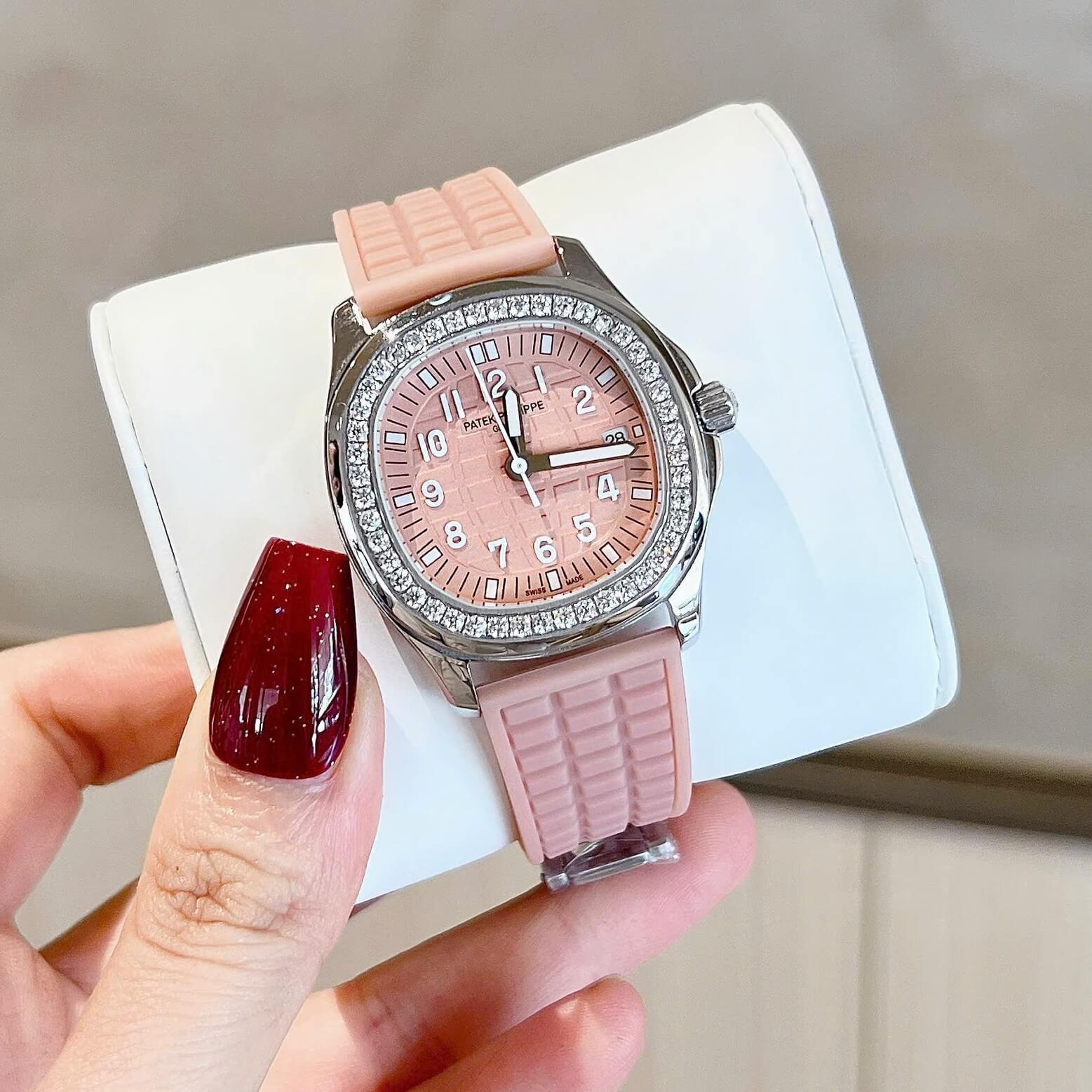 Đồng Hồ Patek Philippe Aquanaut Nữ Dây Cao Su Hồng Baby Size 35mm Quartz Japan