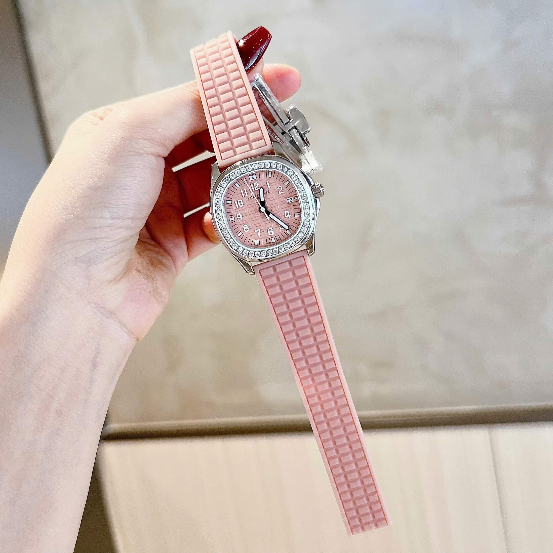 Đồng Hồ Patek Philippe Aquanaut Nữ Dây Cao Su Hồng Baby Size 35mm Quartz Japan