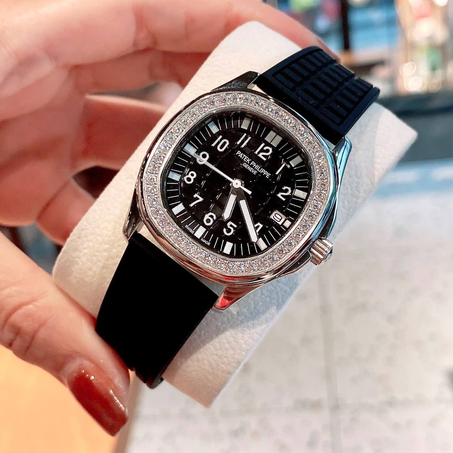 Đồng Hồ Patek Philippe Aquanaut Nữ Dây Cao Su Màu Đen Đính Đá Máy Pin Size 35mm