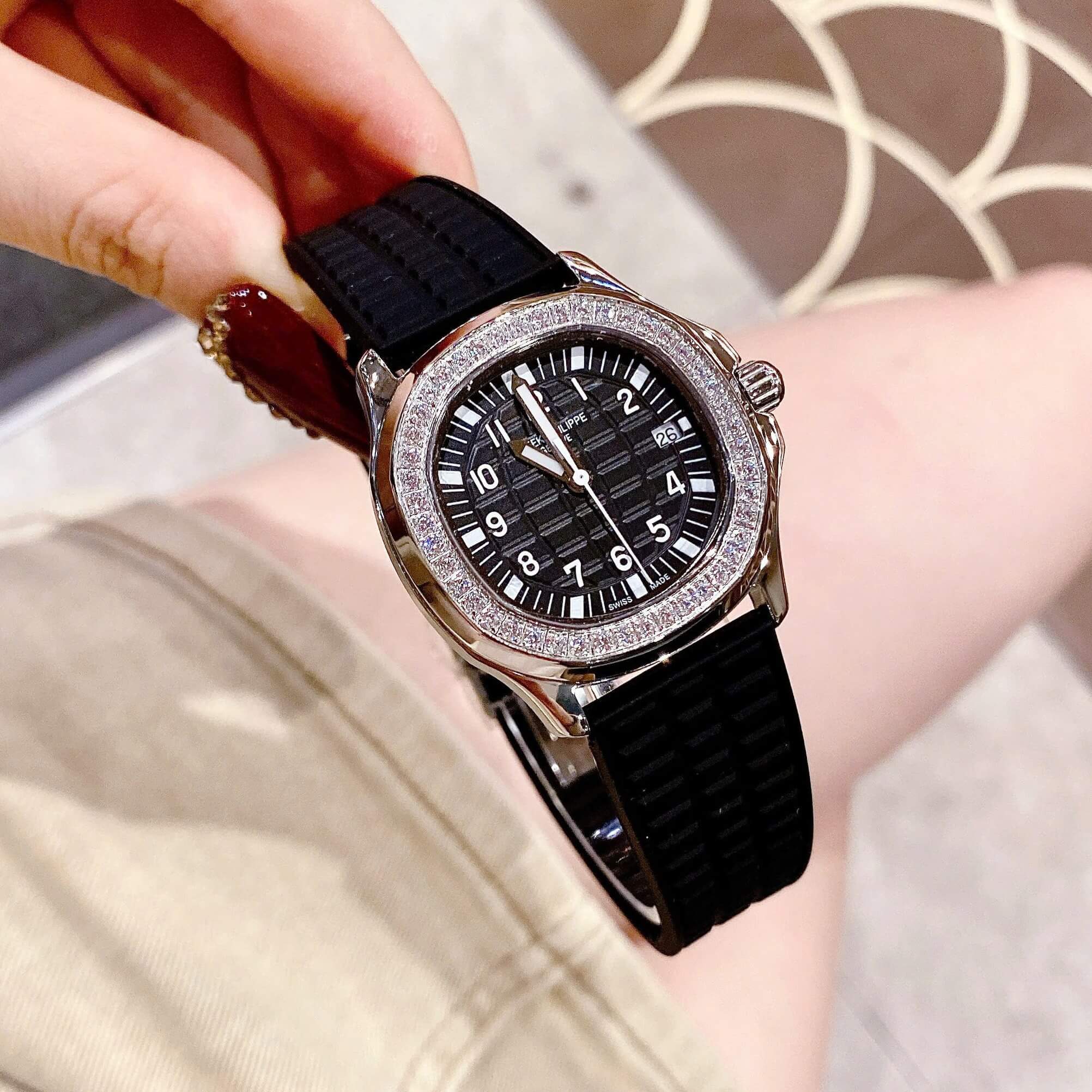 Đồng Hồ Patek Philippe Aquanaut Nữ Dây Cao Su Màu Đen Đính Đá Máy Pin Size 35mm