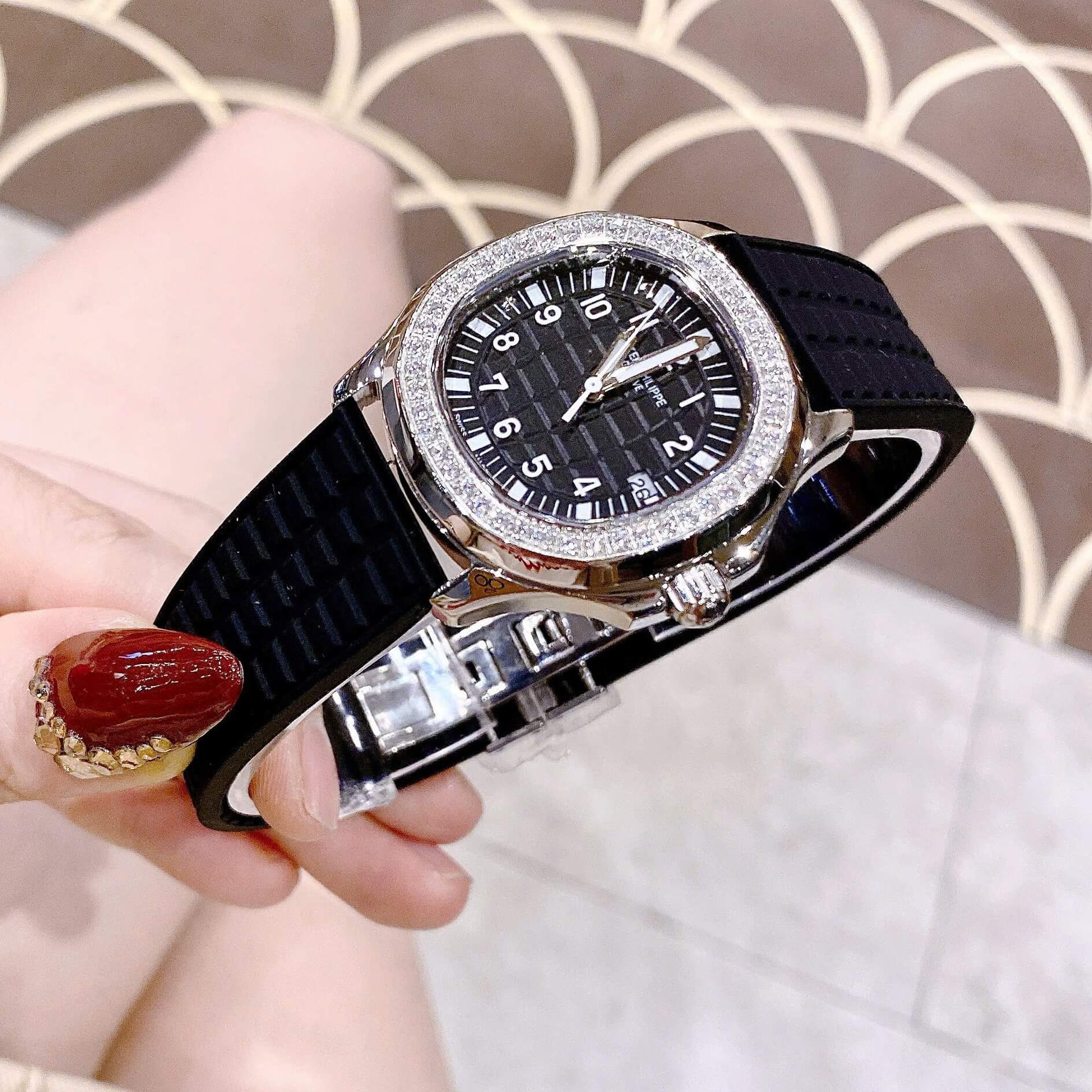 Đồng Hồ Patek Philippe Aquanaut Nữ Dây Cao Su Màu Đen Đính Đá Máy Pin Size 35mm