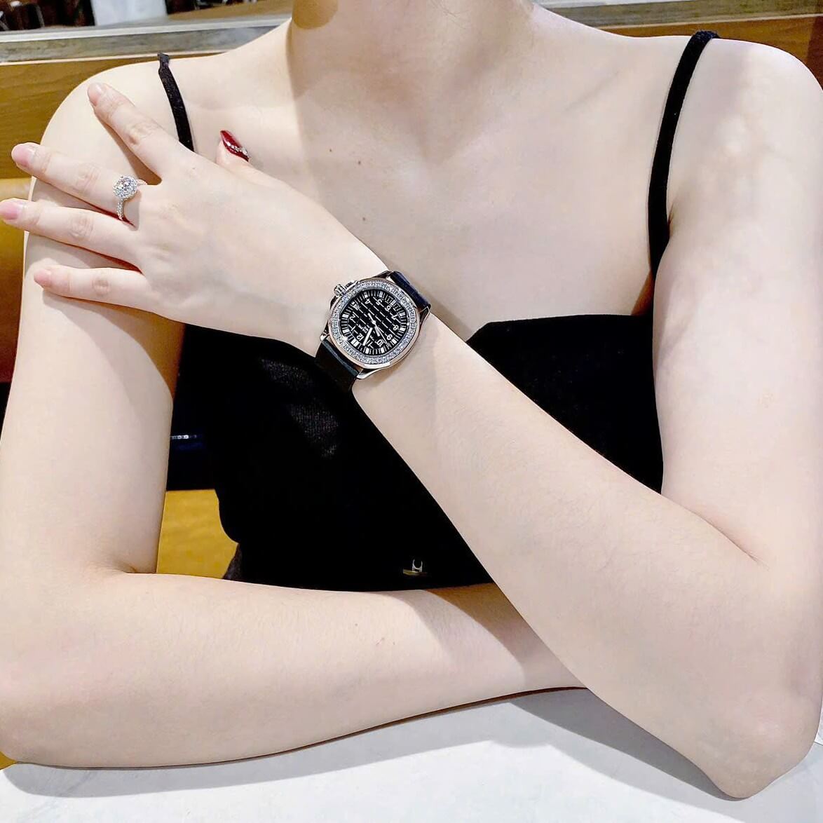 Đồng Hồ Patek Philippe Aquanaut Nữ Dây Cao Su Màu Đen Đính Đá Máy Pin Size 35mm