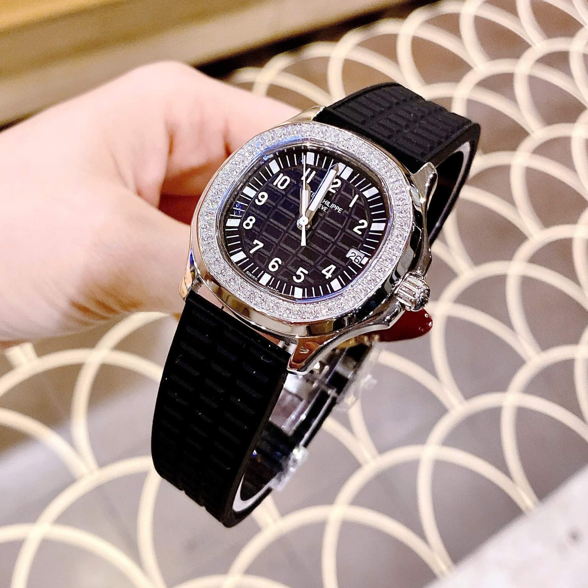 Đồng Hồ Patek Philippe Aquanaut Nữ Dây Cao Su Màu Đen Đính Đá Máy Pin Size 35mm