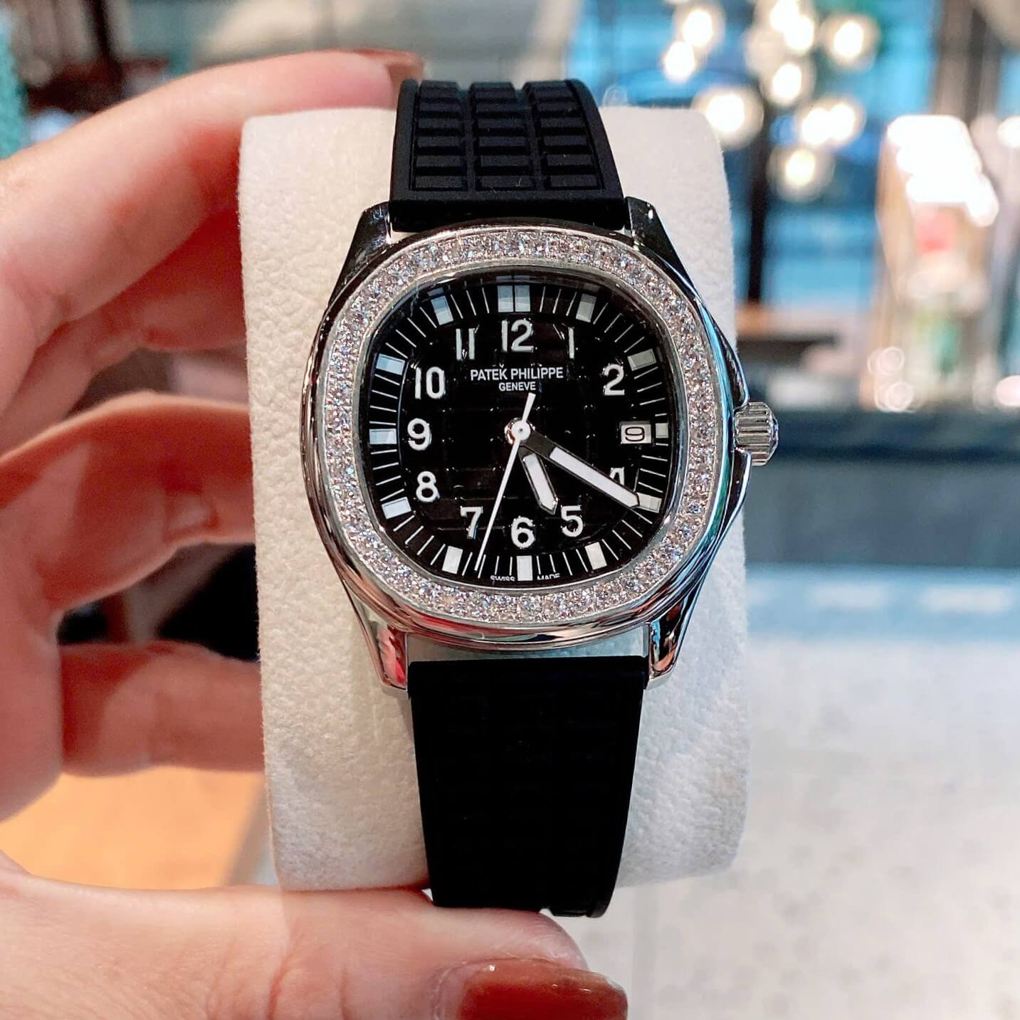 Đồng Hồ Patek Philippe Aquanaut Nữ Dây Cao Su Màu Đen Đính Đá Máy Pin Size 35mm