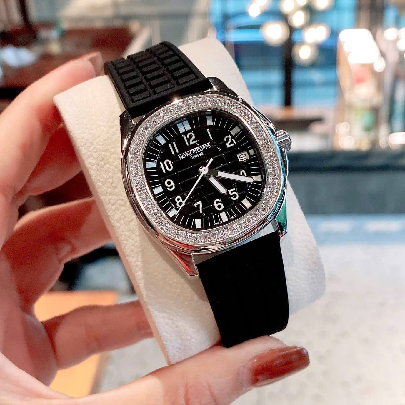 Đồng Hồ Patek Philippe Aquanaut Nữ Dây Cao Su Màu Đen Đính Đá Máy Pin Size 35mm