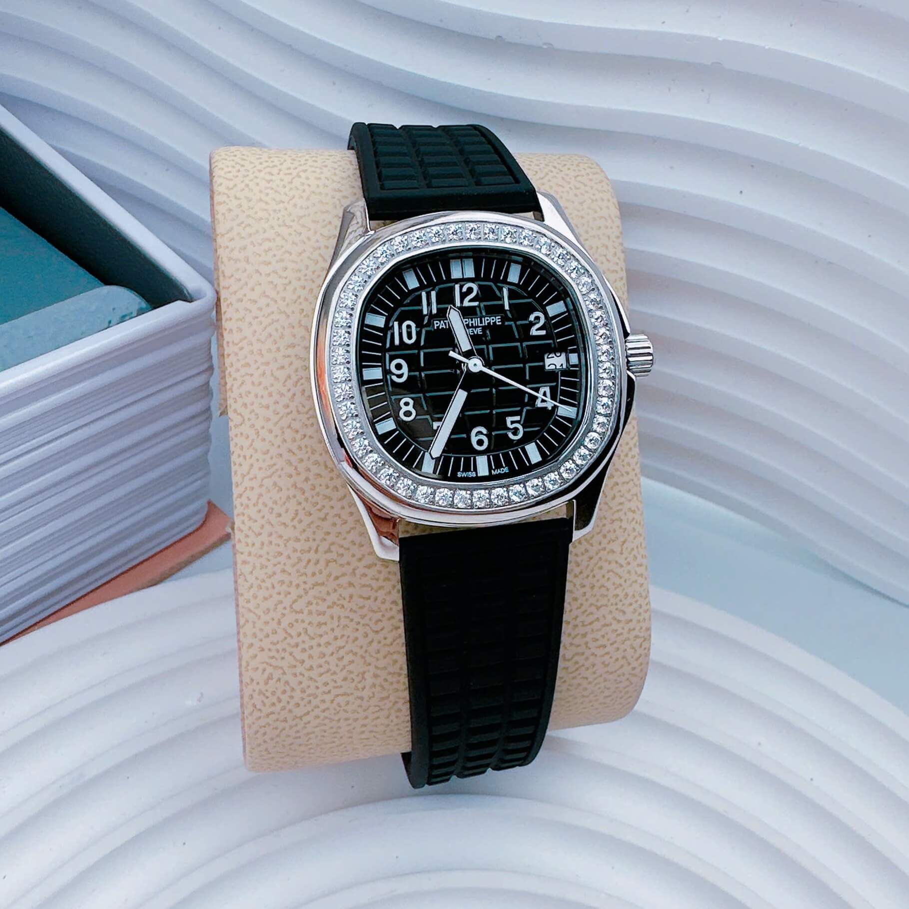 Đồng Hồ Patek Philippe Aquanaut Nữ Dây Cao Su Màu Đen Đính Đá Máy Pin Size 35mm