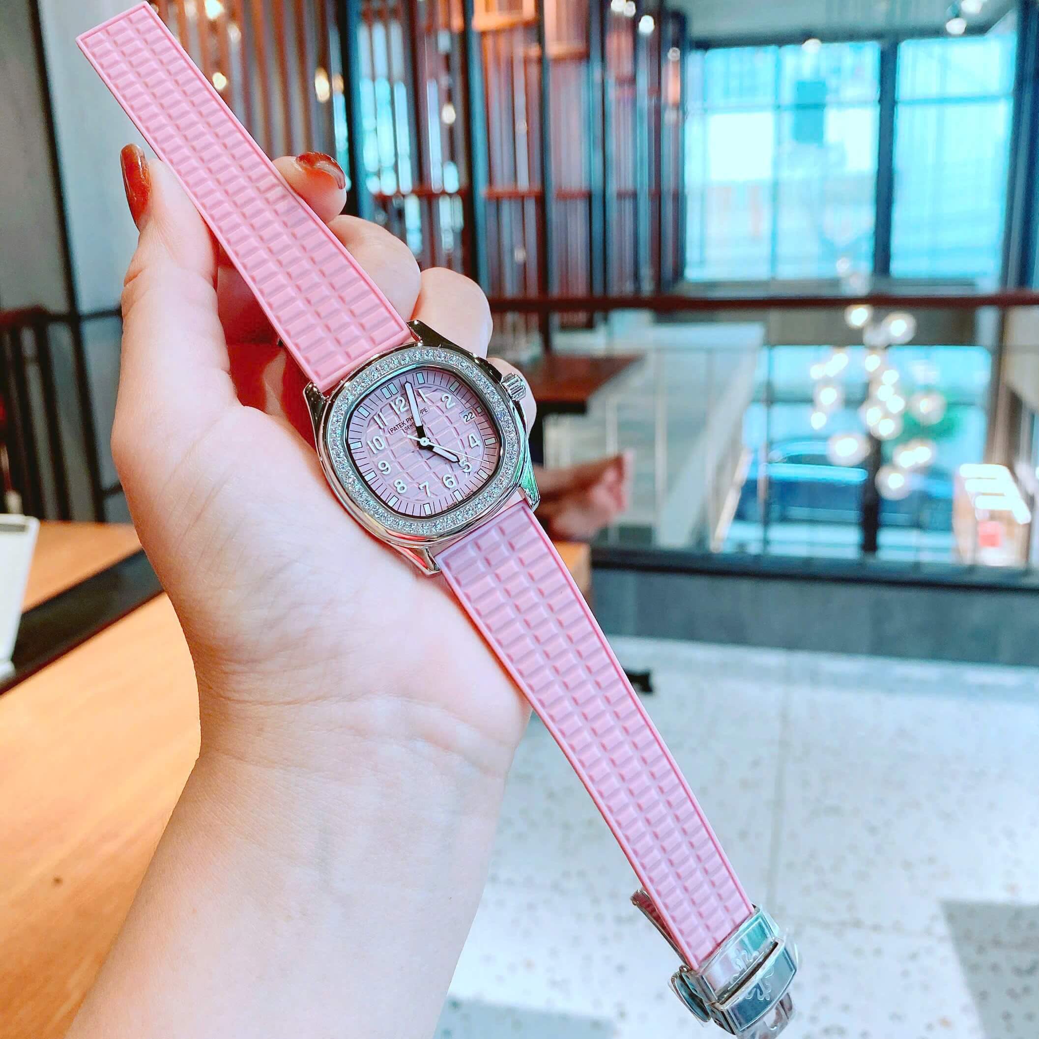 Đồng Hồ Patek Philippe Aquanaut Nữ Dây Cao Su Màu Hồng Tím Đính Đá Máy Pin Size 35mm