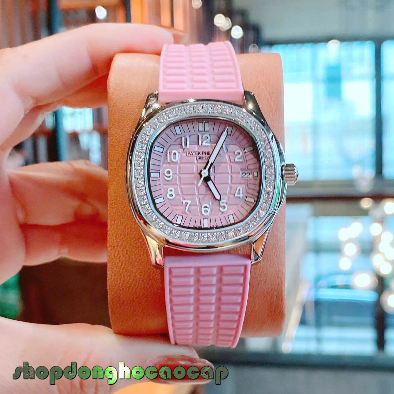 Đồng Hồ Patek Philippe Aquanaut Nữ Dây Cao Su Màu Hồng Tím Đính Đá Máy Pin Size 35mm
