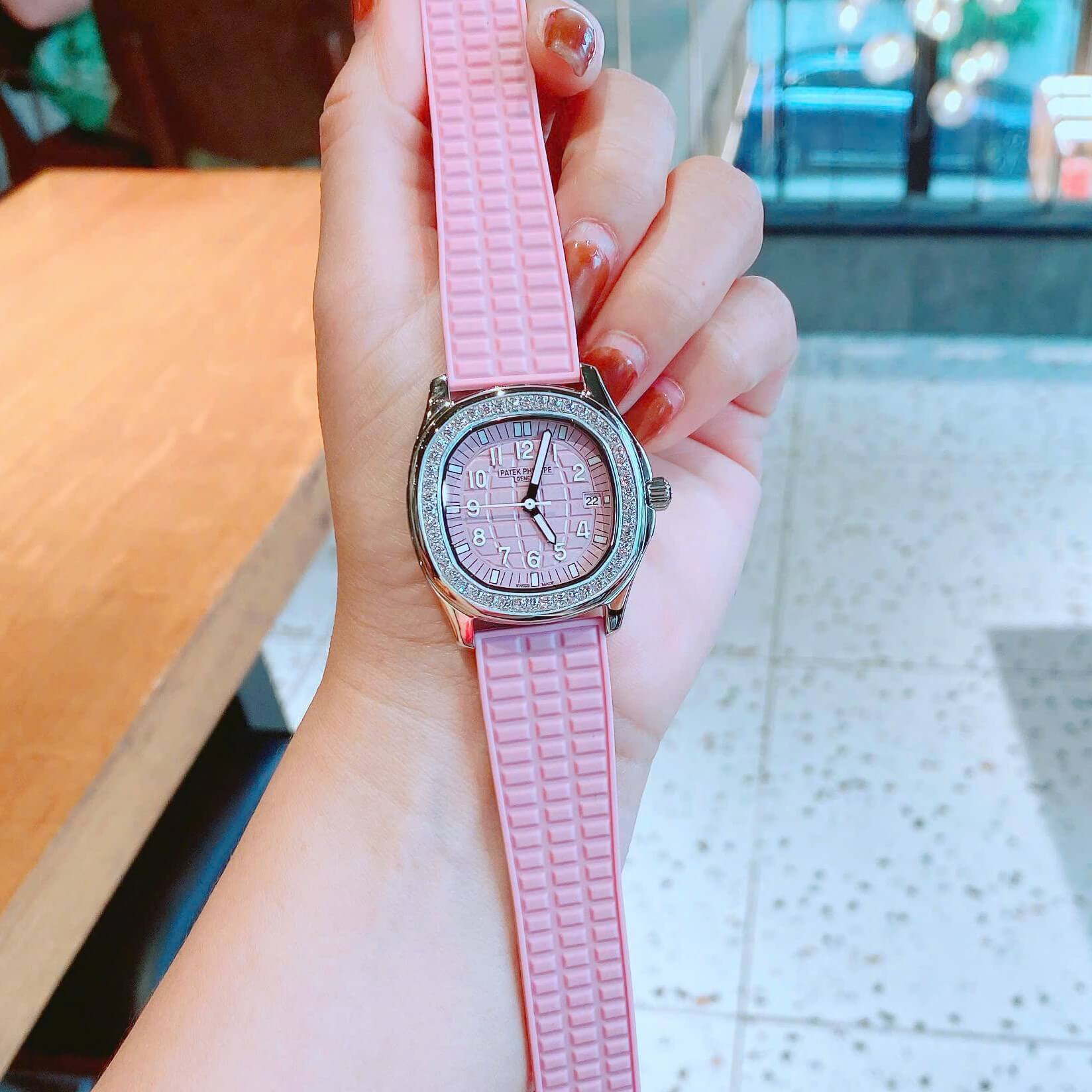 Đồng Hồ Patek Philippe Aquanaut Nữ Dây Cao Su Màu Hồng Tím Đính Đá Máy Pin Size 35mm