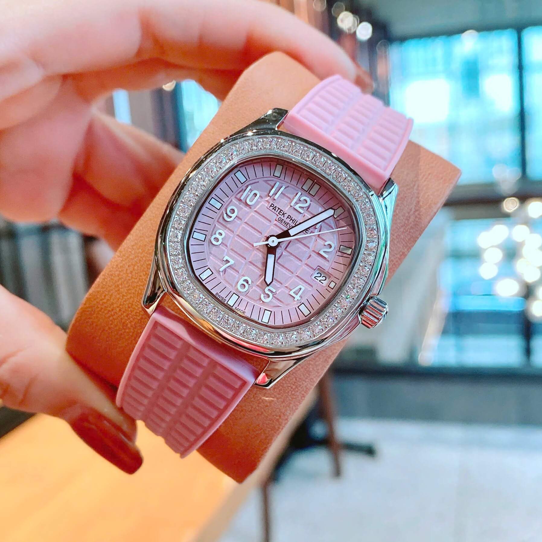 Đồng Hồ Patek Philippe Aquanaut Nữ Dây Cao Su Màu Hồng Tím Đính Đá Máy Pin Size 35mm