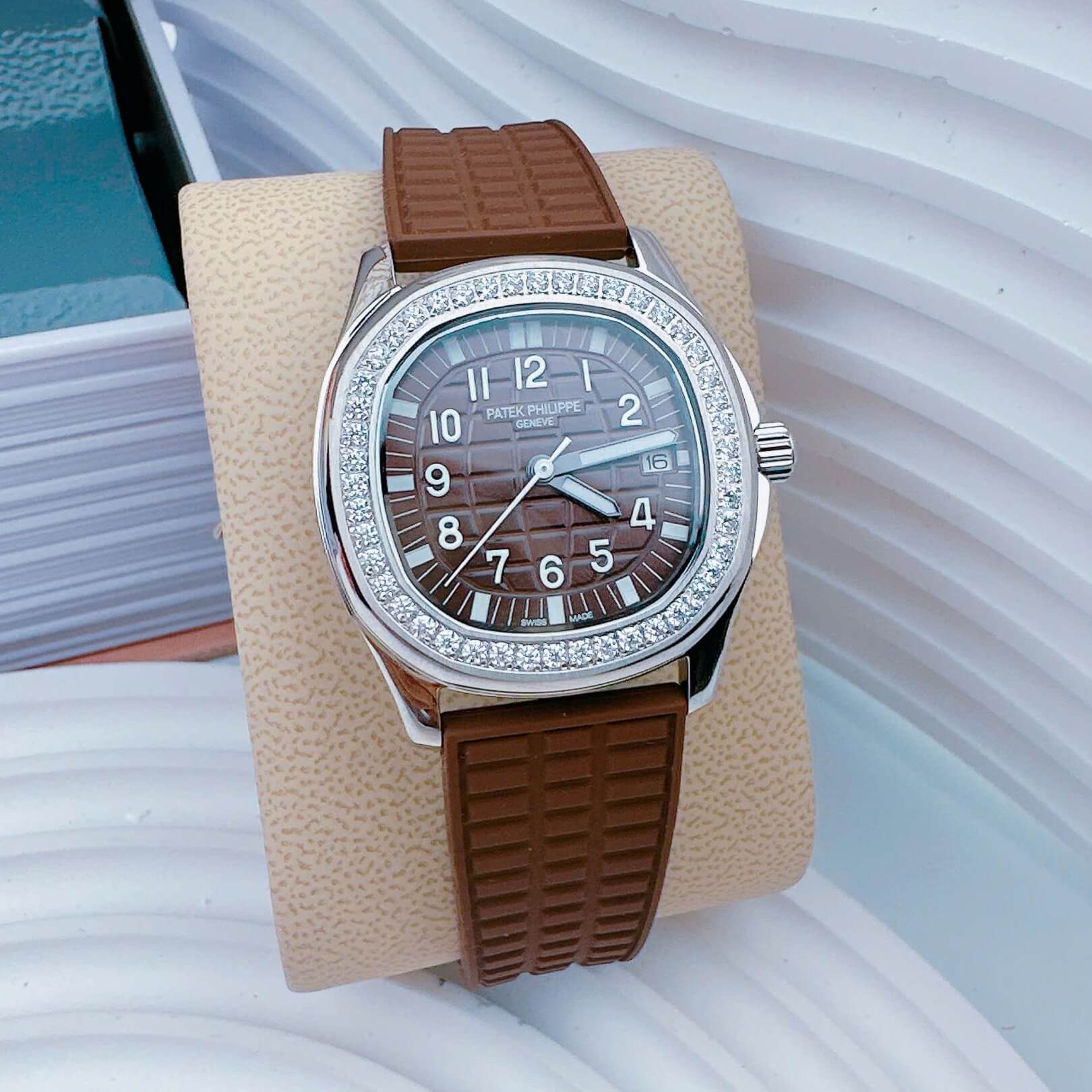 Đồng Hồ Patek Philippe Aquanaut Nữ Dây Cao Su Màu Nâu Đính Đá Máy Pin Size 35mm