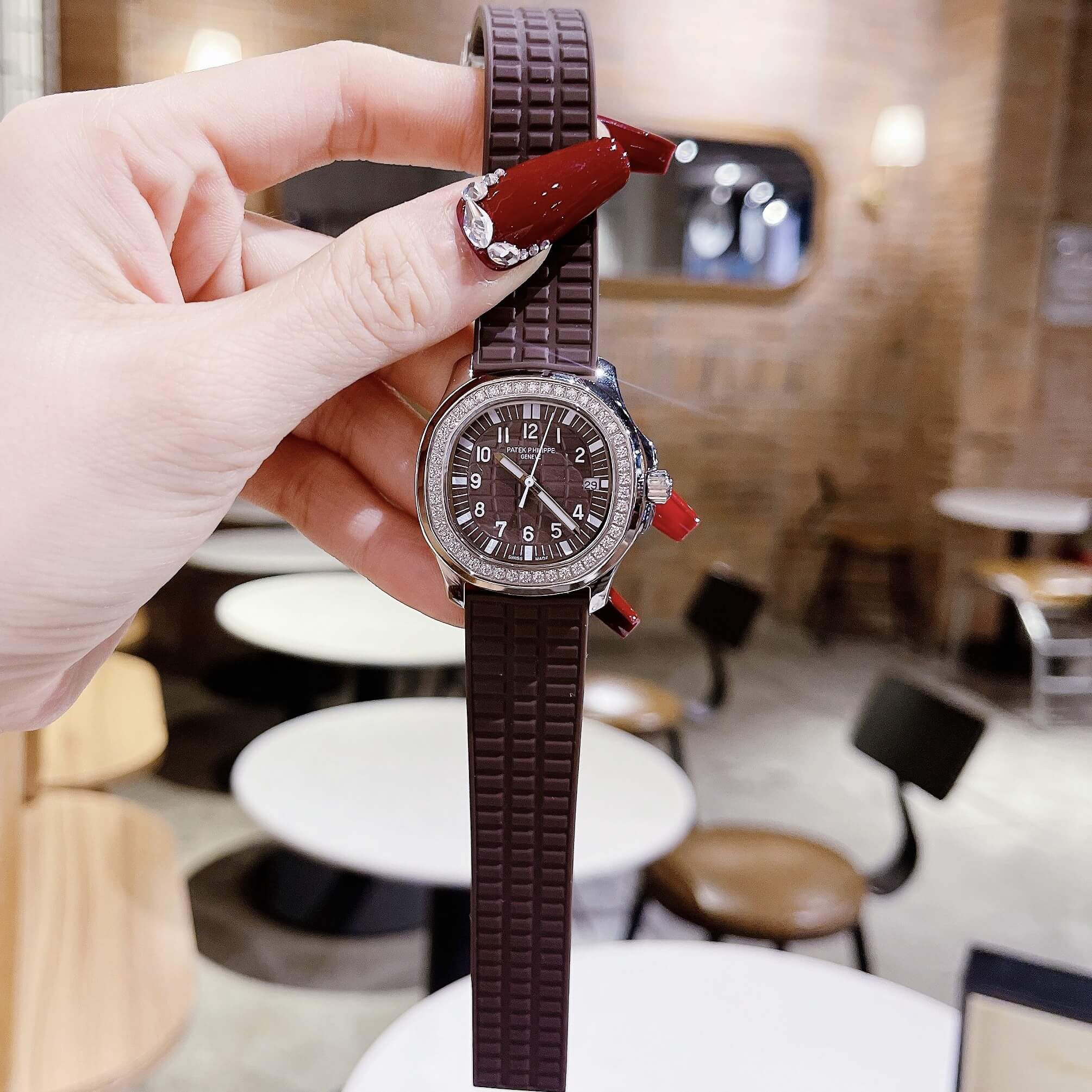 Đồng Hồ Patek Philippe Aquanaut Nữ Dây Cao Su Màu Nâu Đính Đá Máy Pin Size 35mm