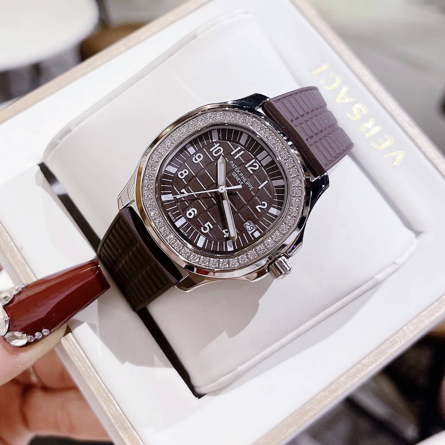 Đồng Hồ Patek Philippe Aquanaut Nữ Dây Cao Su Màu Nâu Đính Đá Máy Pin Size 35mm