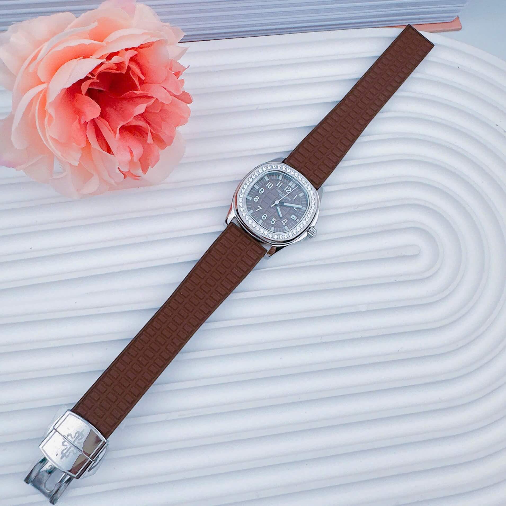Đồng Hồ Patek Philippe Aquanaut Nữ Dây Cao Su Màu Nâu Đính Đá Máy Pin Size 35mm