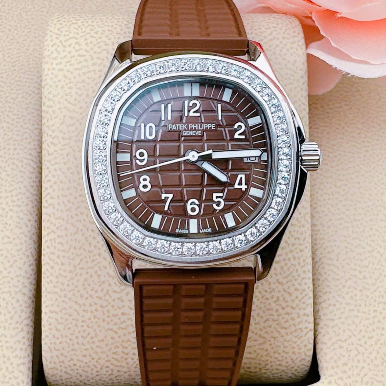Đồng Hồ Patek Philippe Aquanaut Nữ Dây Cao Su Màu Nâu Đính Đá Máy Pin Size 35mm