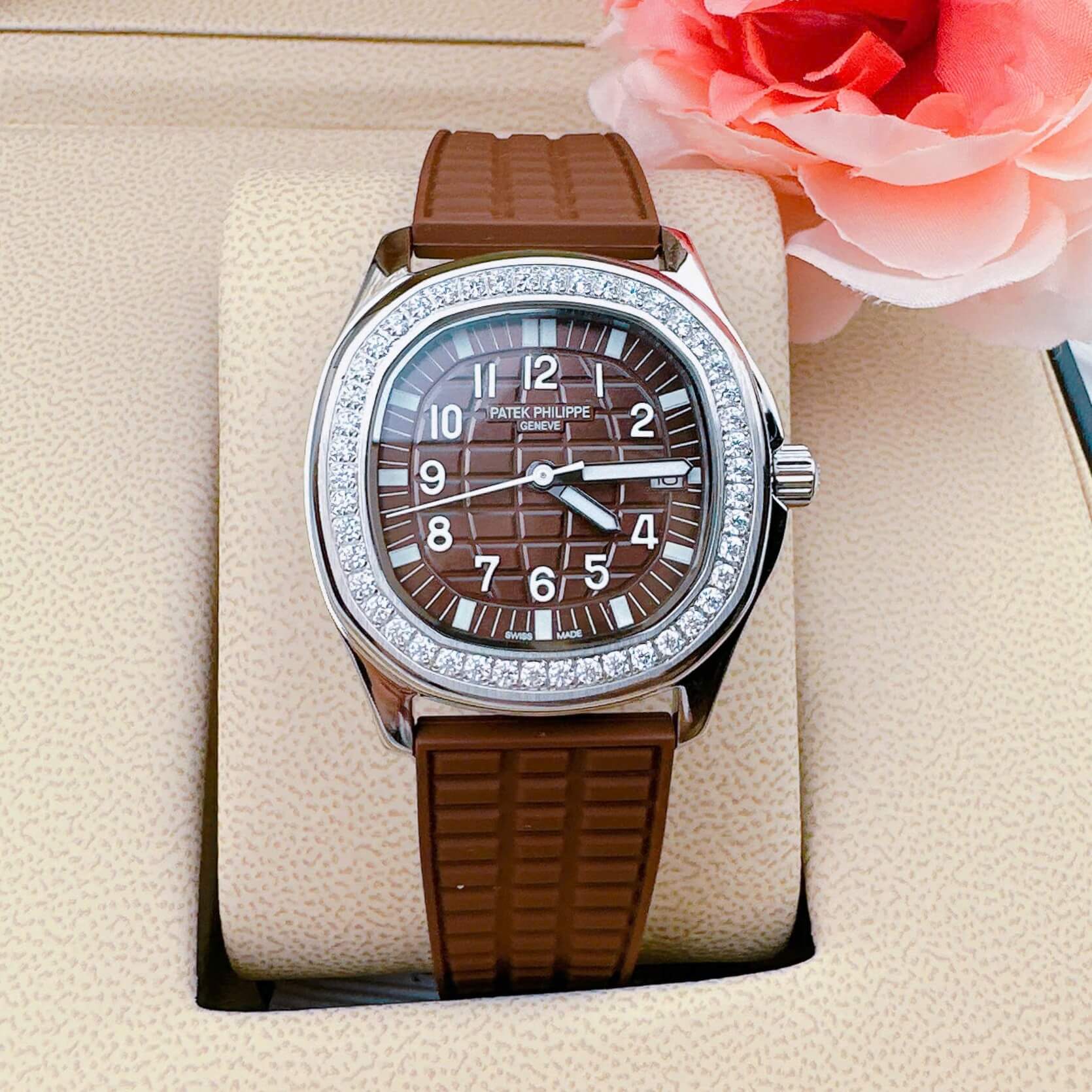Đồng Hồ Patek Philippe Aquanaut Nữ Dây Cao Su Màu Nâu Đính Đá Máy Pin Size 35mm