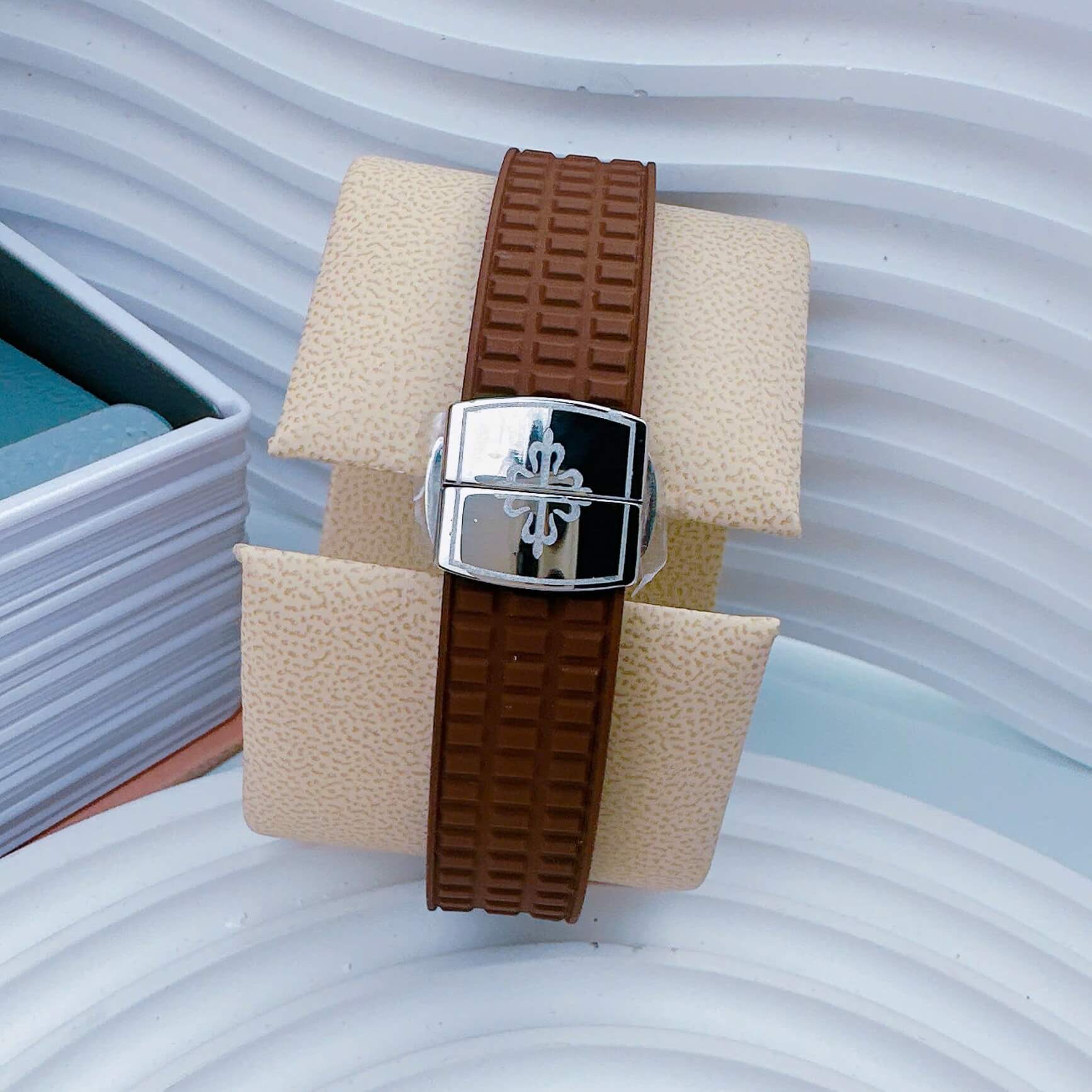 Đồng Hồ Patek Philippe Aquanaut Nữ Dây Cao Su Màu Nâu Đính Đá Máy Pin Size 35mm
