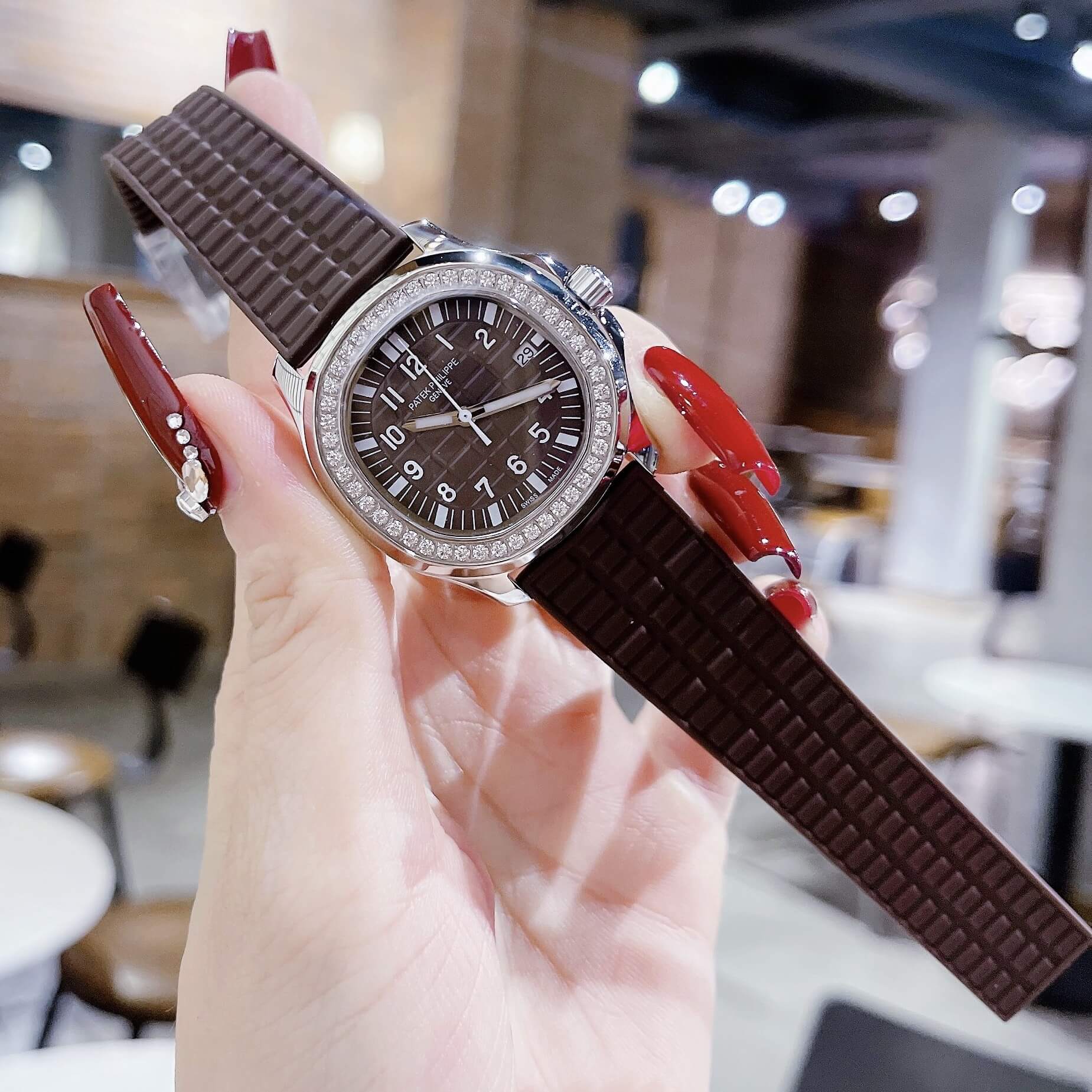 Đồng Hồ Patek Philippe Aquanaut Nữ Dây Cao Su Màu Nâu Đính Đá Máy Pin Size 35mm
