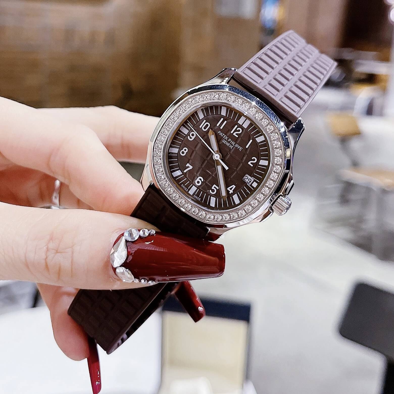 Đồng Hồ Patek Philippe Aquanaut Nữ Dây Cao Su Màu Nâu Đính Đá Máy Pin Size 35mm
