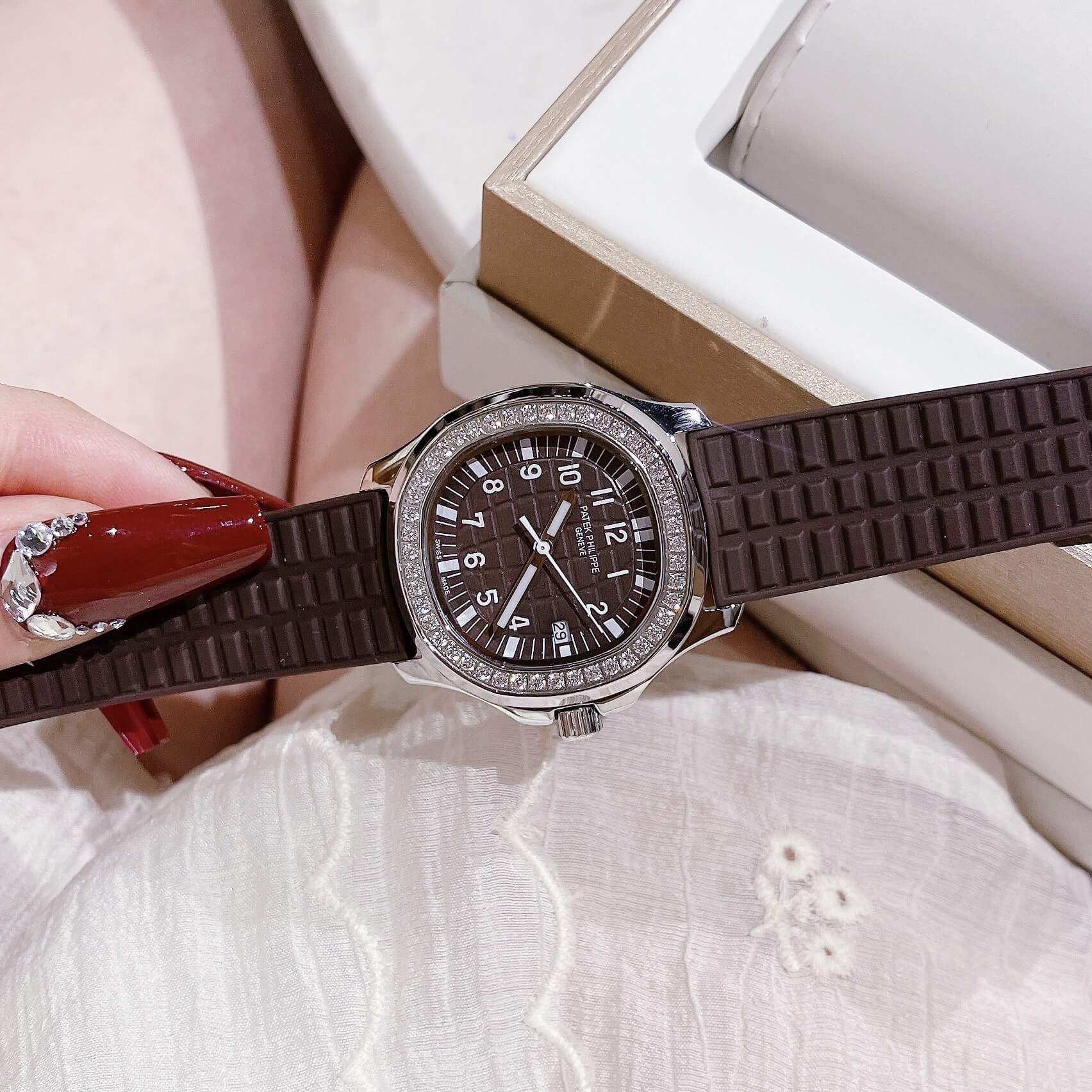 Đồng Hồ Patek Philippe Aquanaut Nữ Dây Cao Su Màu Nâu Đính Đá Máy Pin Size 35mm