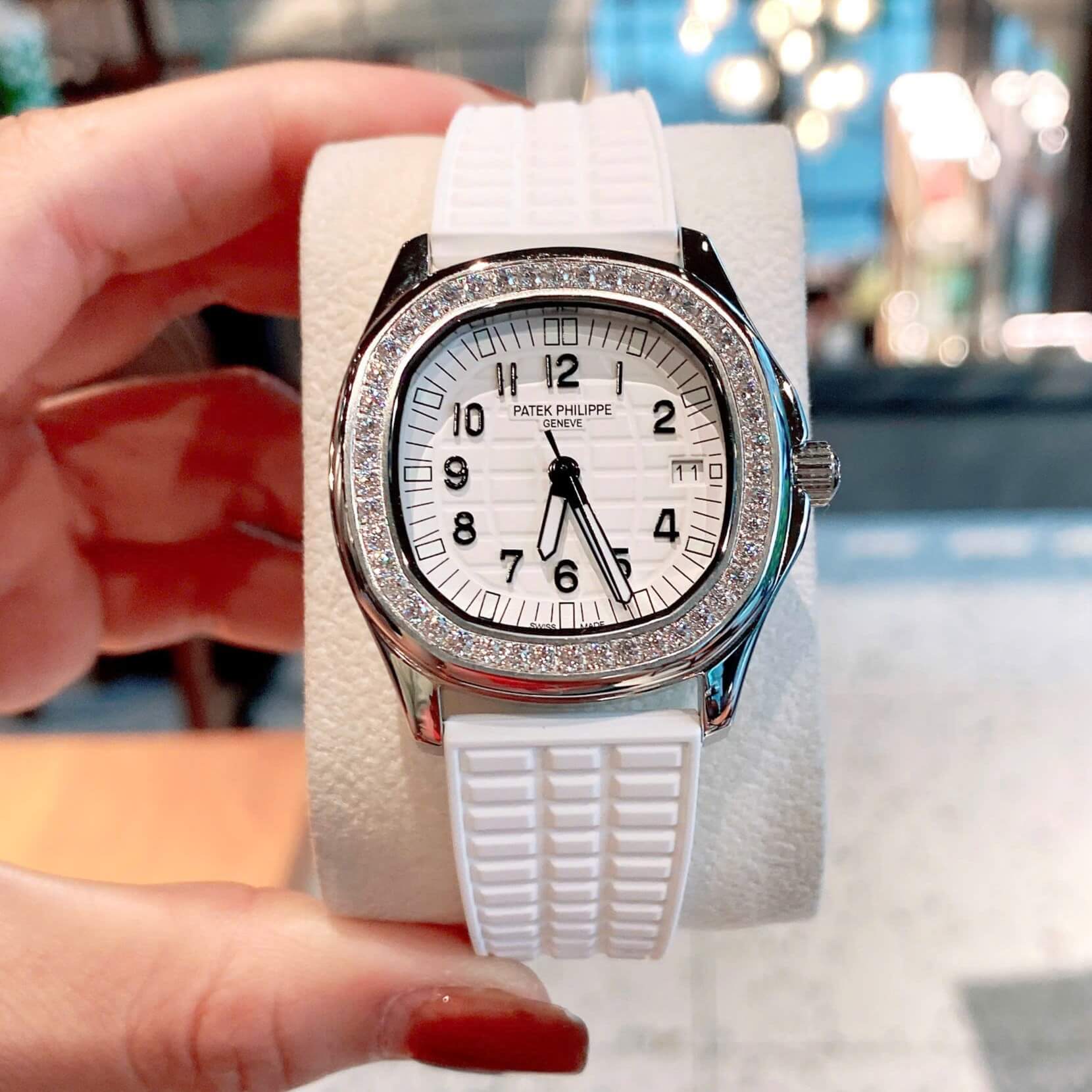 Đồng Hồ Patek Philippe Aquanaut Nữ Dây Cao Su Màu Trắng Đính Đá Máy Pin Size 35mm