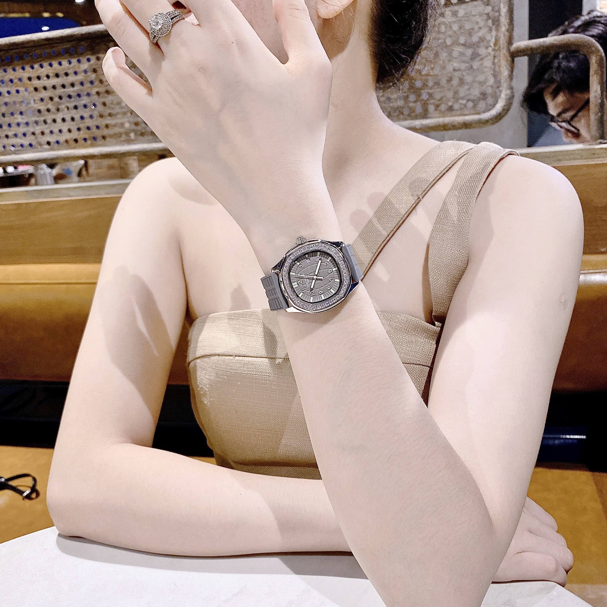 Đồng Hồ Patek Philippe Aquanaut Nữ Dây Cao Su Màu Xám Đính Đá Máy Pin Size 35mm