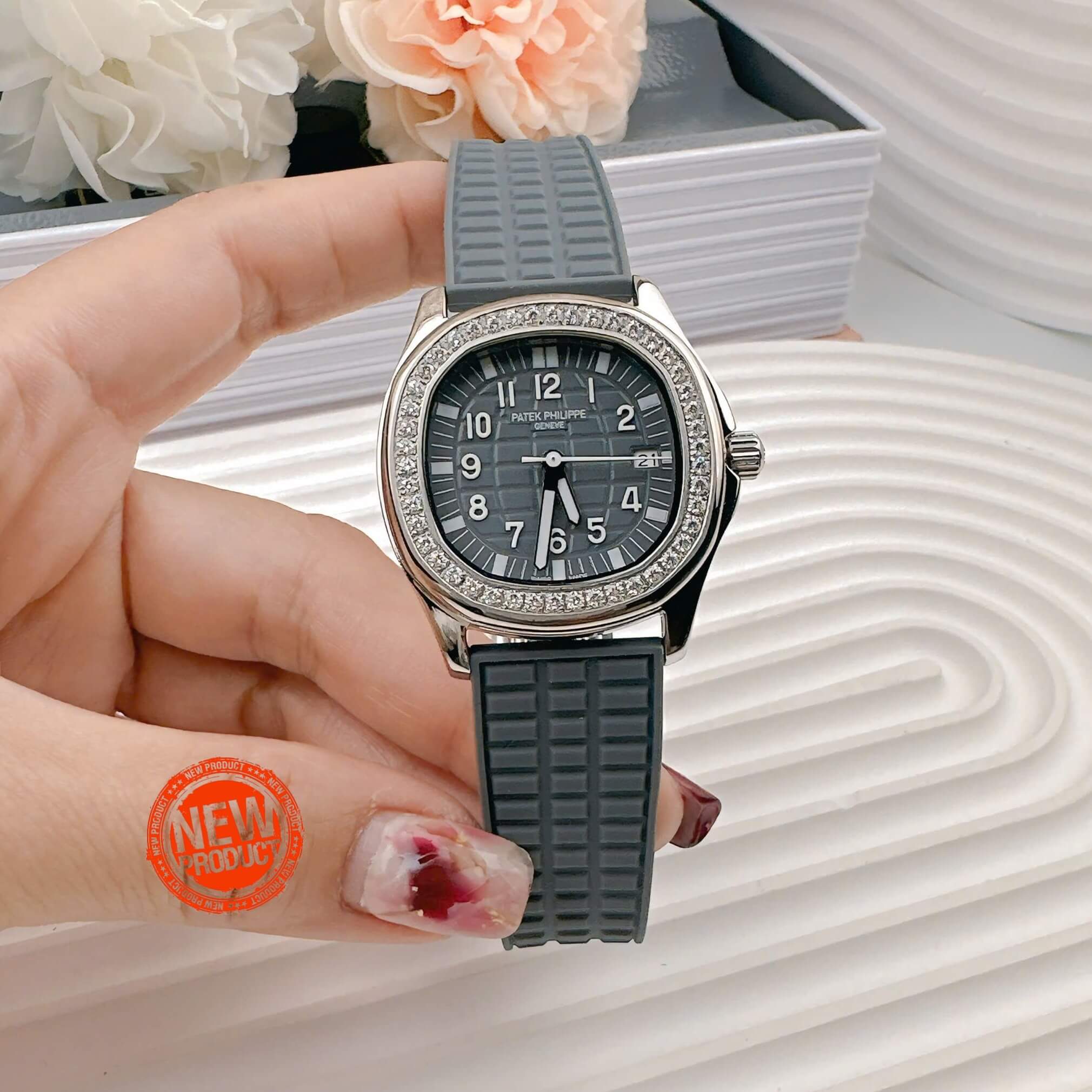 Đồng Hồ Patek Philippe Aquanaut Nữ Dây Cao Su Màu Xám Đính Đá Máy Pin Size 35mm