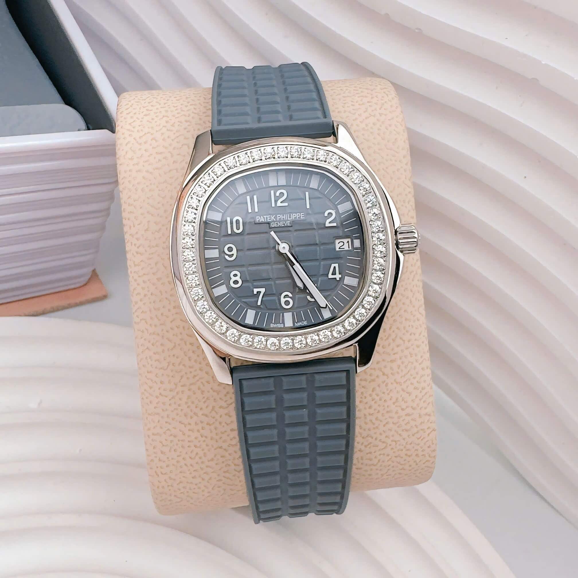 Đồng Hồ Patek Philippe Aquanaut Nữ Dây Cao Su Màu Xám Đính Đá Máy Pin Size 35mm