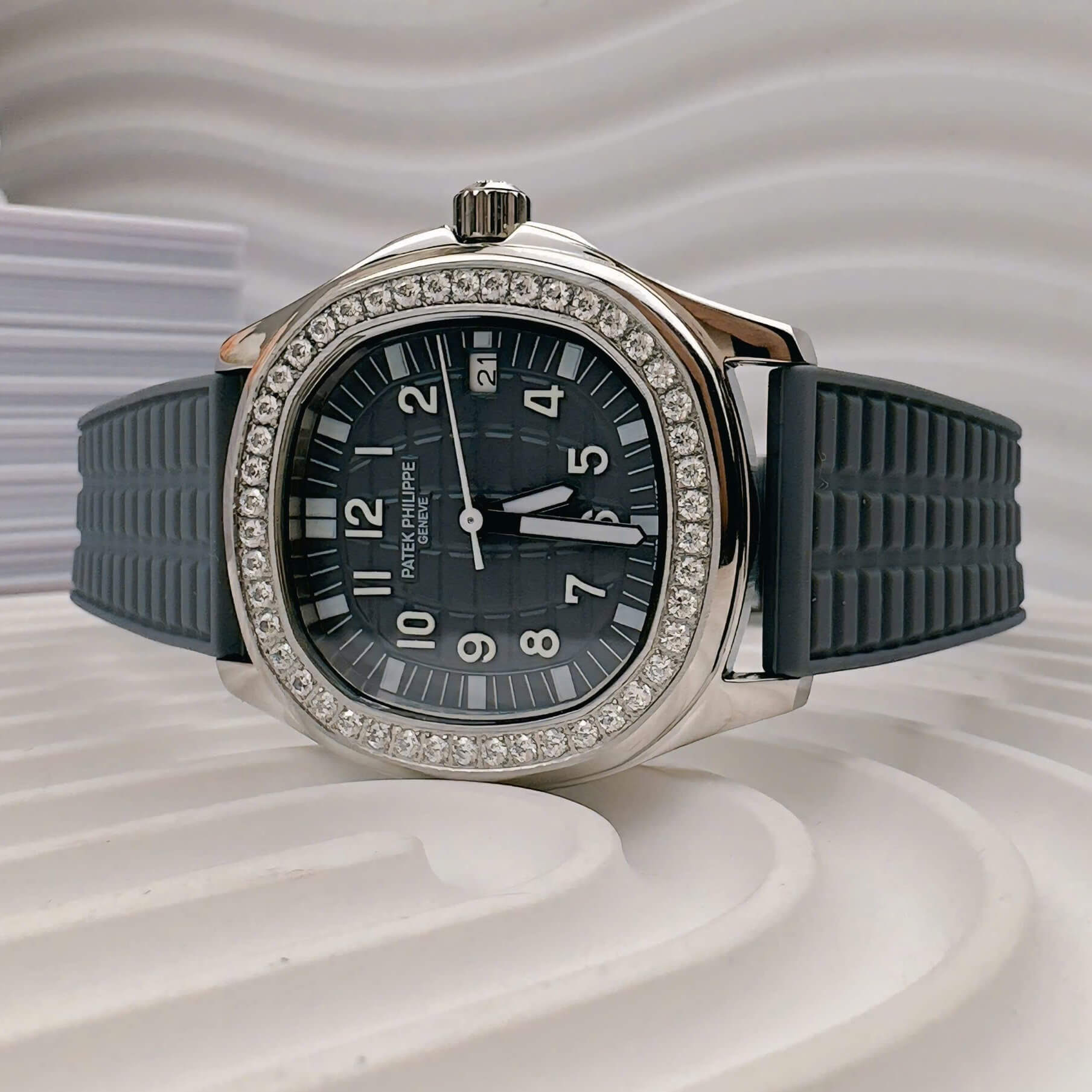 Đồng Hồ Patek Philippe Aquanaut Nữ Dây Cao Su Màu Xám Đính Đá Máy Pin Size 35mm