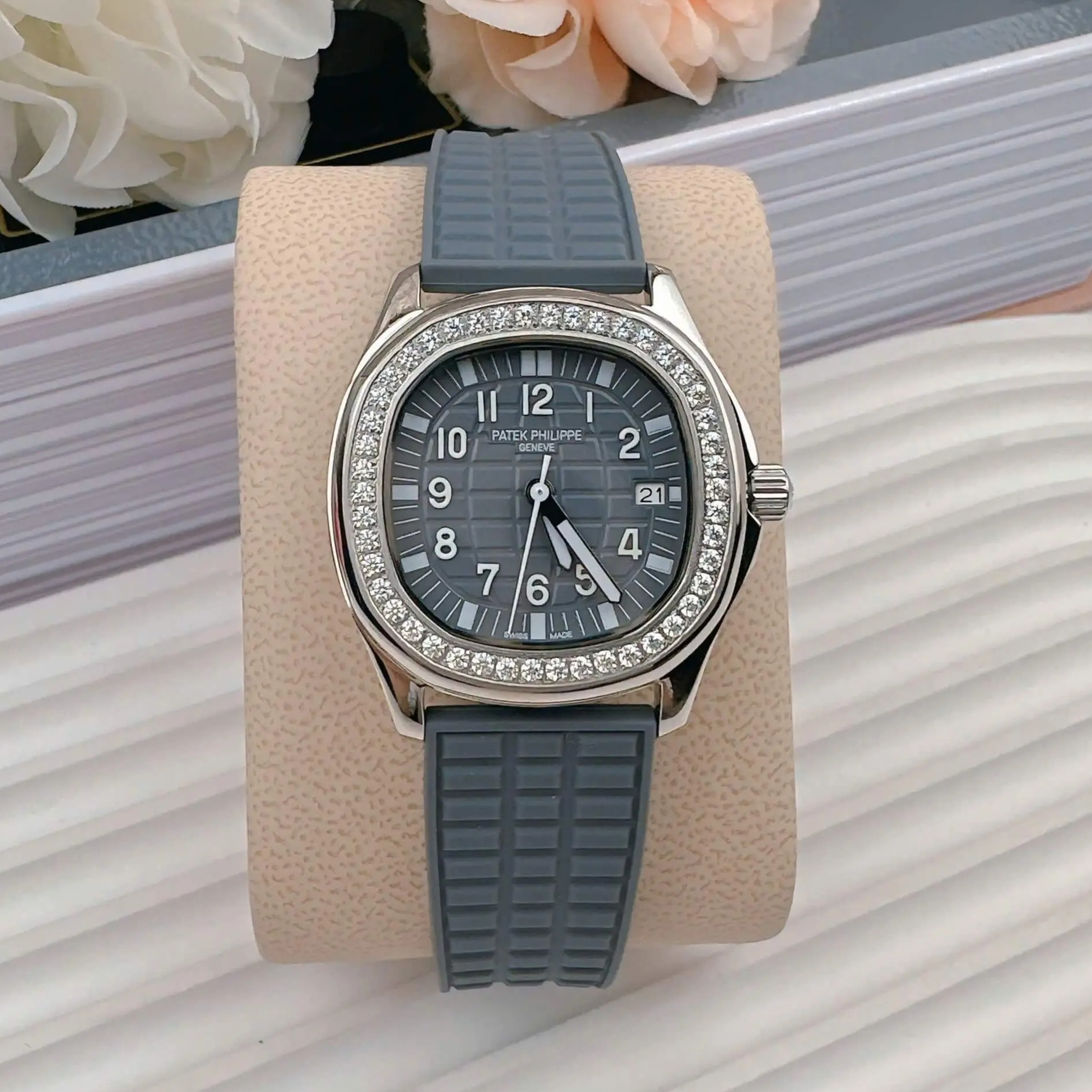 Đồng Hồ Patek Philippe Aquanaut Nữ Dây Cao Su Màu Xám Đính Đá Máy Pin Size 35mm