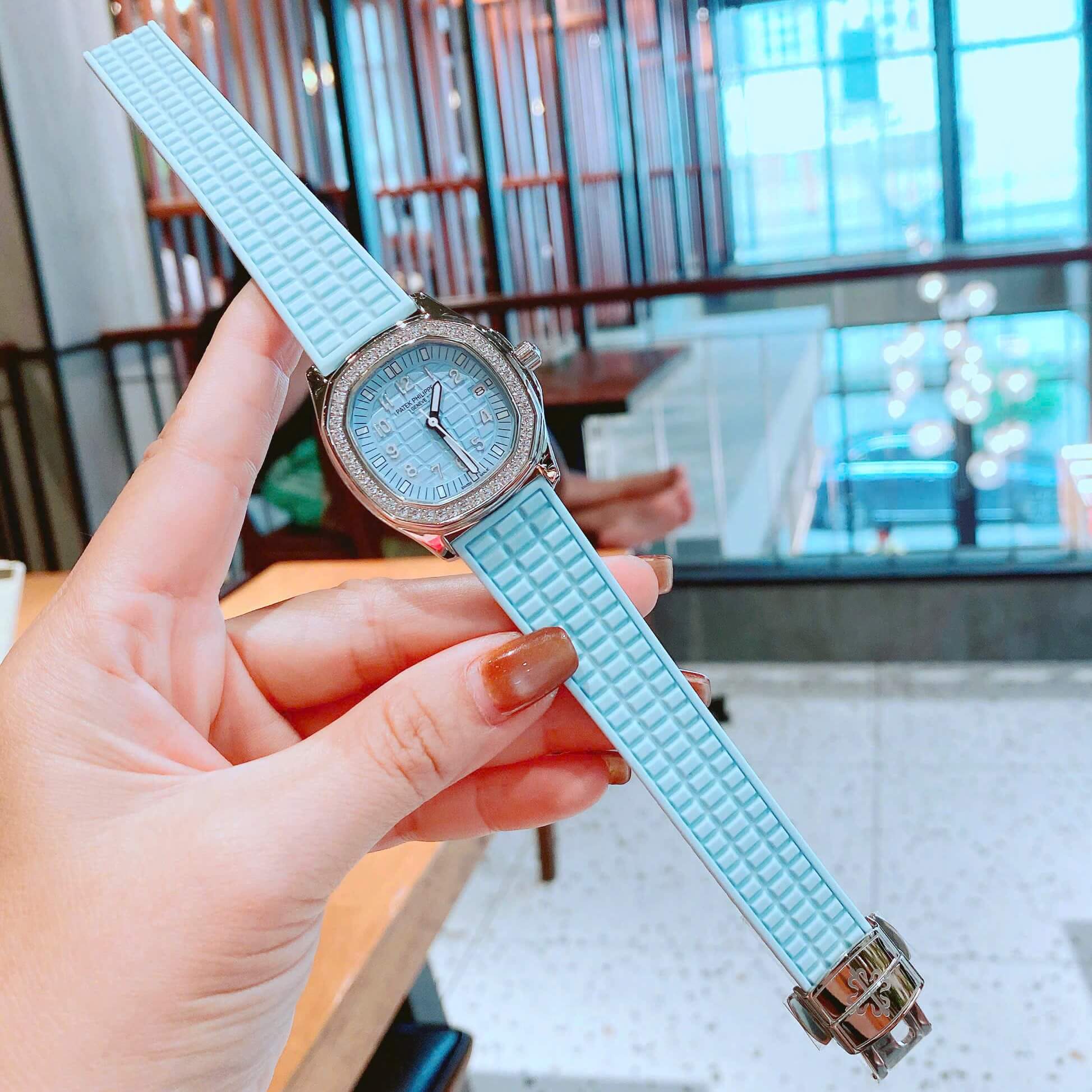 Đồng Hồ Patek Philippe Aquanaut Nữ Dây Cao Su Màu Xanh Da Trời Đính Đá Máy Pin Size 35mm