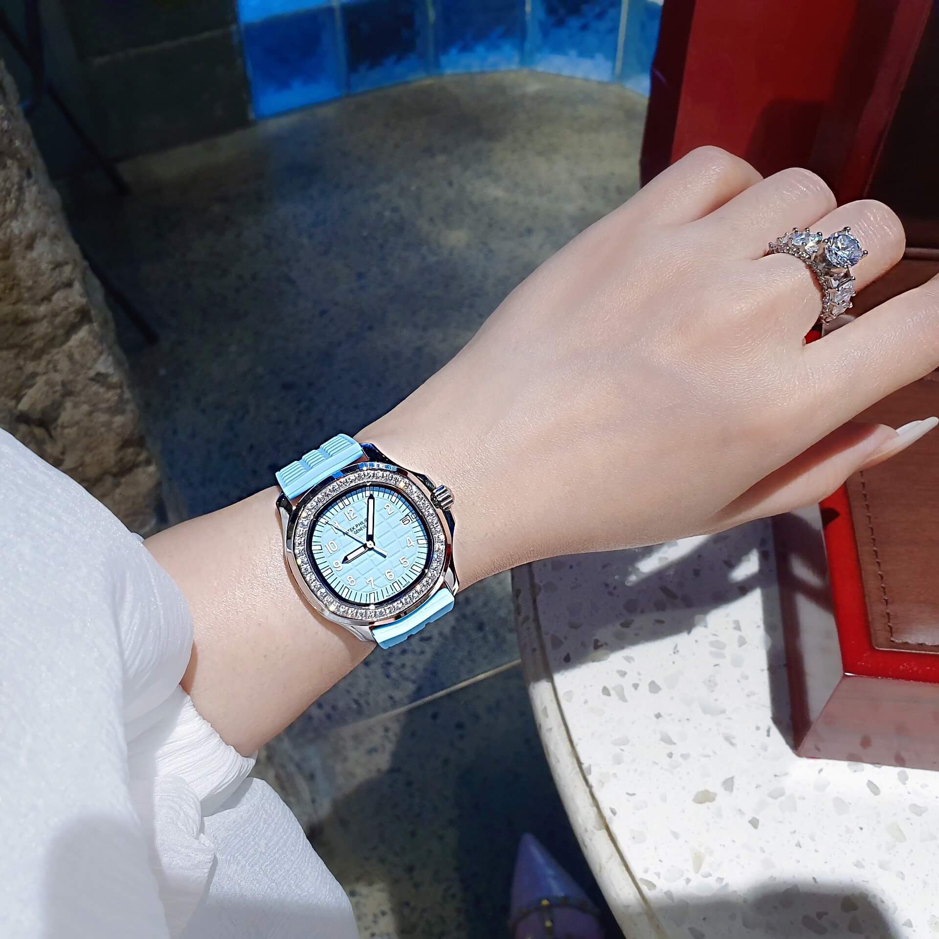 Đồng Hồ Patek Philippe Aquanaut Nữ Dây Cao Su Màu Xanh Da Trời Đính Đá Máy Pin Size 35mm