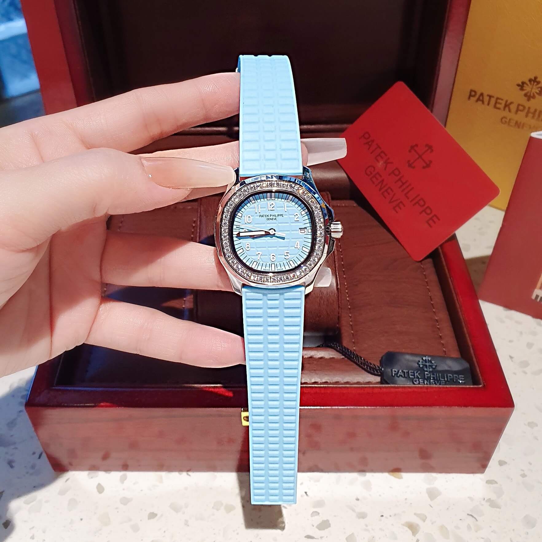 Đồng Hồ Patek Philippe Aquanaut Nữ Dây Cao Su Màu Xanh Da Trời Đính Đá Máy Pin Size 35mm