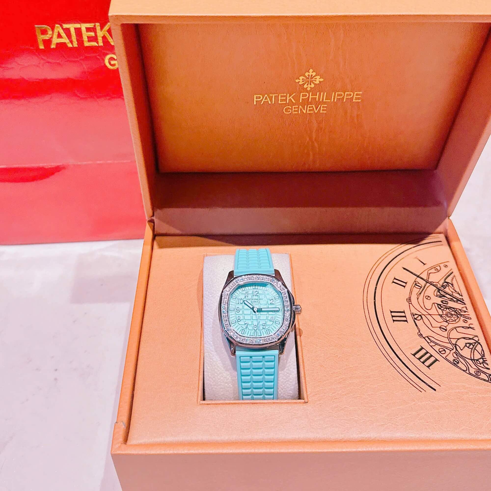 Đồng Hồ Patek Philippe Aquanaut Nữ Dây Cao Su Màu Xanh Da Trời Đính Đá Máy Pin Size 35mm