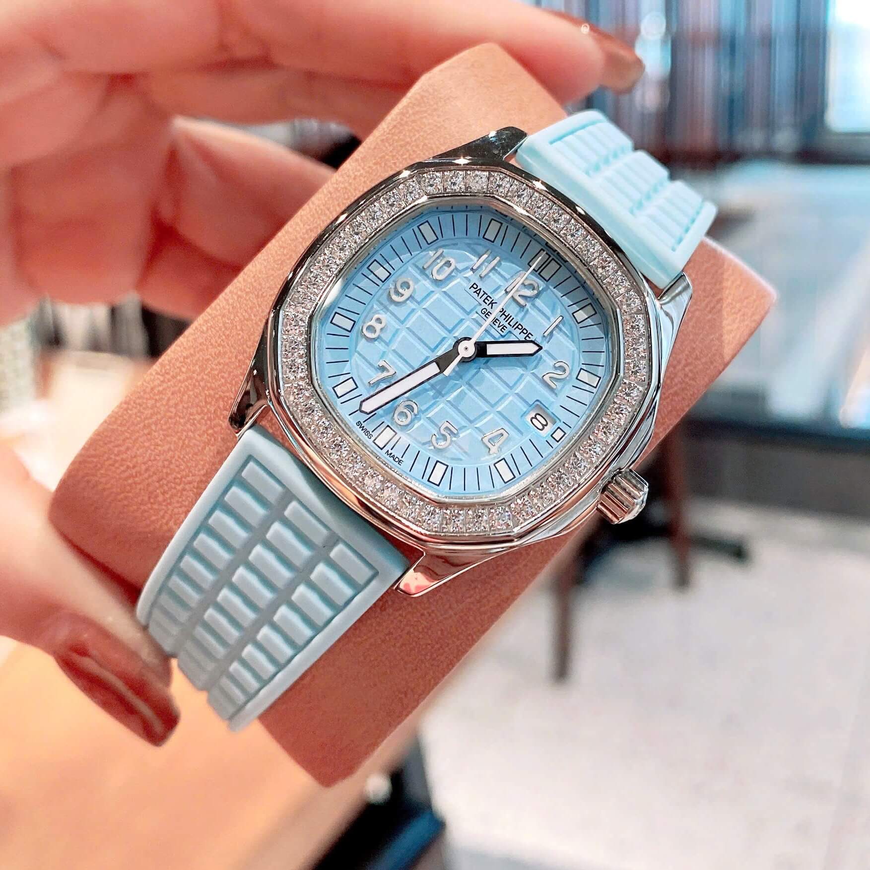 Đồng Hồ Patek Philippe Aquanaut Nữ Dây Cao Su Màu Xanh Da Trời Đính Đá Máy Pin Size 35mm