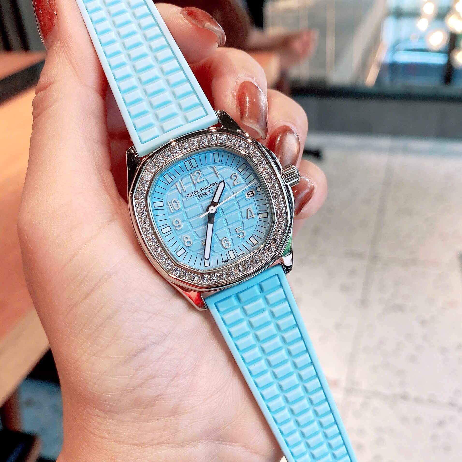 Đồng Hồ Patek Philippe Aquanaut Nữ Dây Cao Su Màu Xanh Da Trời Đính Đá Máy Pin Size 35mm
