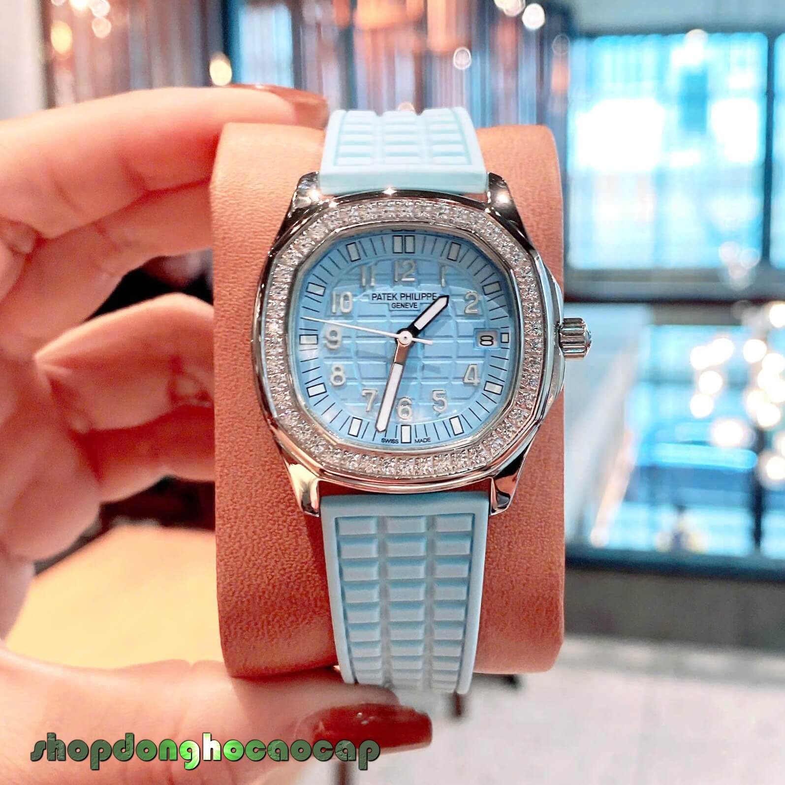 Đồng Hồ Patek Philippe Aquanaut Nữ Dây Cao Su Màu Xanh Da Trời Đính Đá Máy Pin Size 35mm