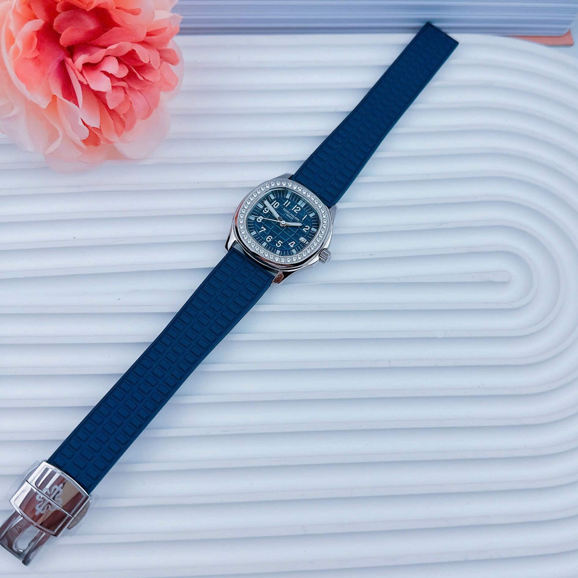 Đồng Hồ Patek Philippe Aquanaut Nữ Dây Cao Su Màu Xanh Navy Đậm Đính Đá Máy Pin Size 35mm
