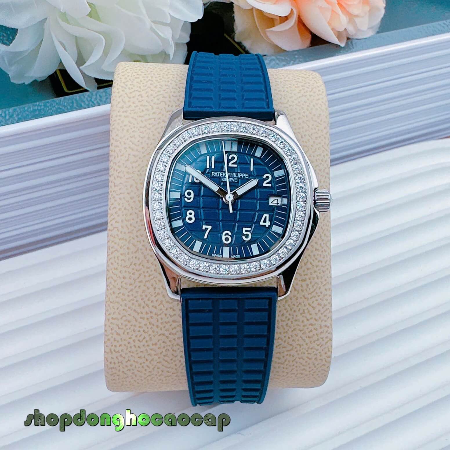 Đồng Hồ Patek Philippe Aquanaut Nữ Dây Cao Su Màu Xanh Navy Đậm Đính Đá Máy Pin Size 35mm