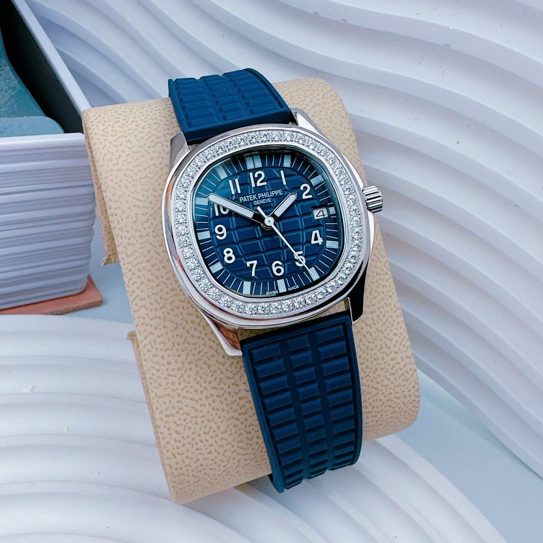 Đồng Hồ Patek Philippe Aquanaut Nữ Dây Cao Su Màu Xanh Navy Đậm Đính Đá Máy Pin Size 35mm