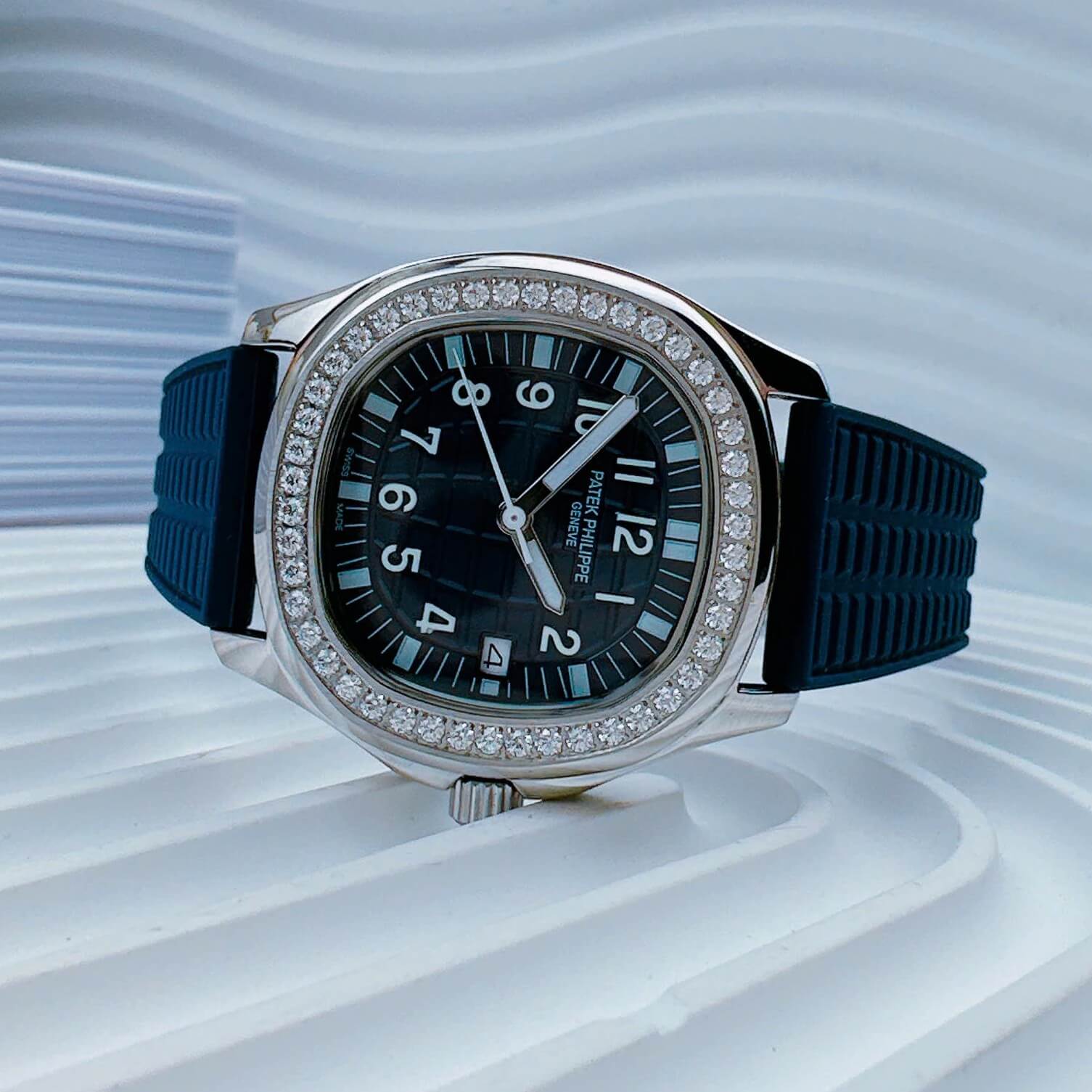 Đồng Hồ Patek Philippe Aquanaut Nữ Dây Cao Su Màu Xanh Navy Đậm Đính Đá Máy Pin Size 35mm