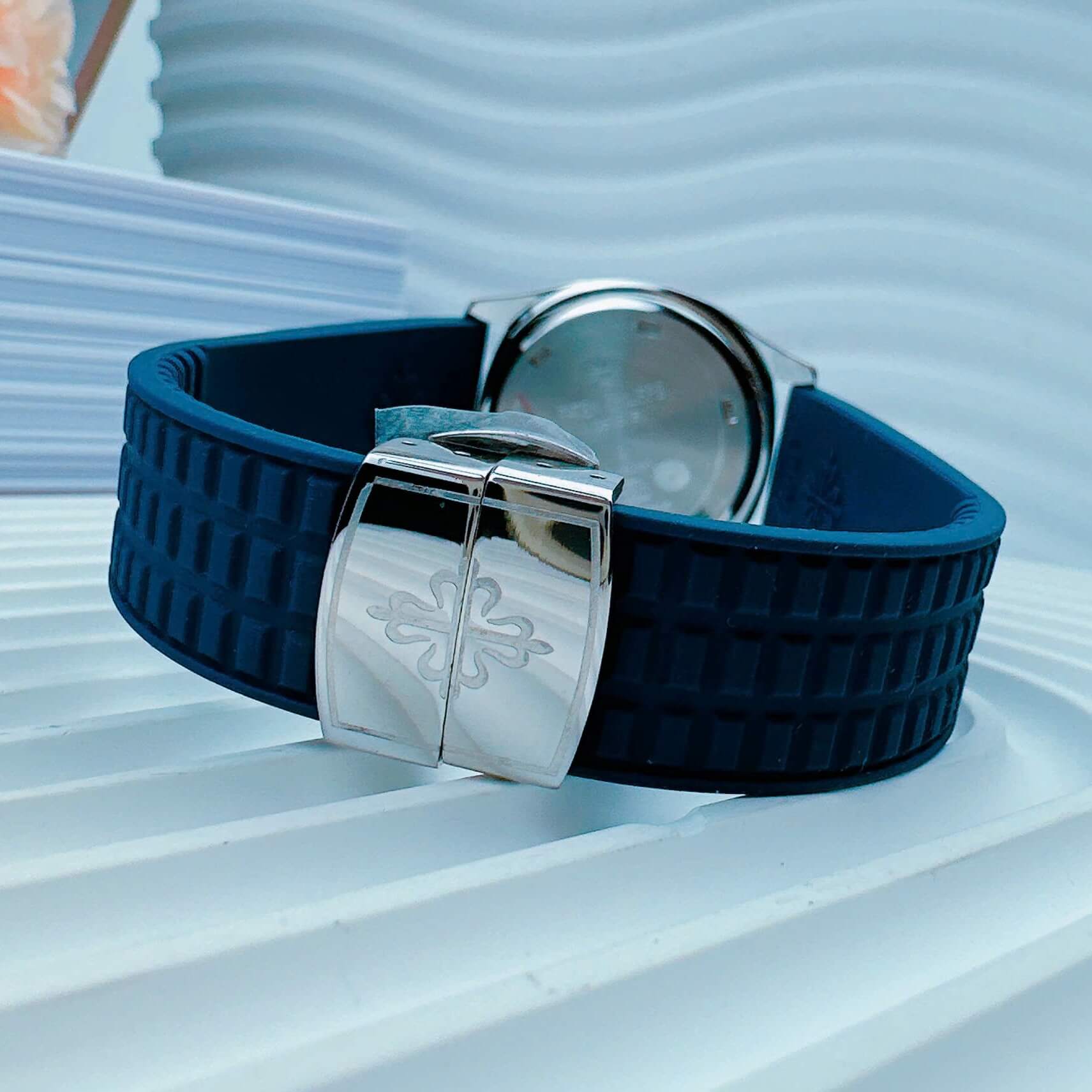Đồng Hồ Patek Philippe Aquanaut Nữ Dây Cao Su Màu Xanh Navy Đậm Đính Đá Máy Pin Size 35mm