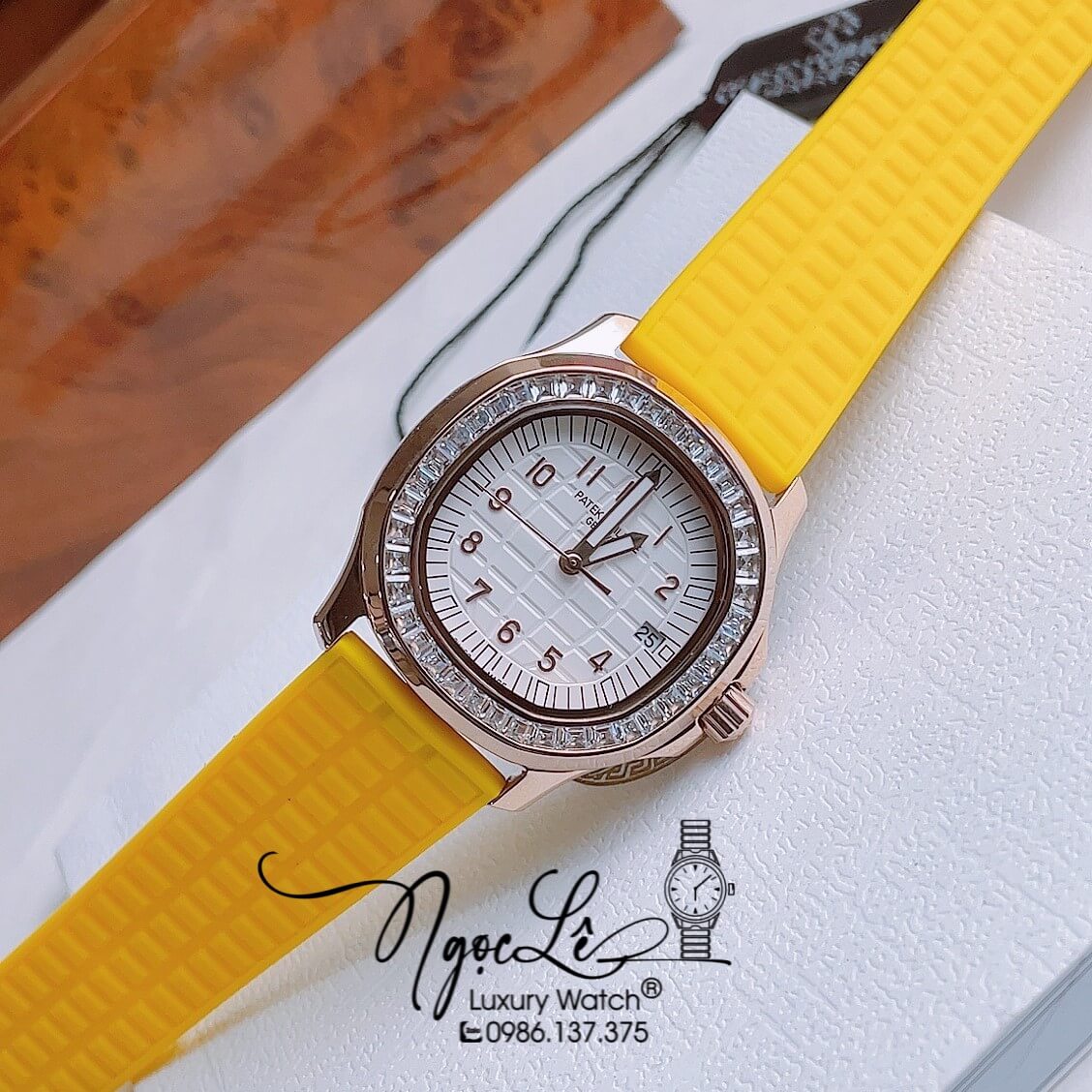 Đồng Hồ Patek Philippe Aquanaut Nữ Dây Cao Su Vàng Mặt Trắng Đính Đá Rose Máy Pin Size 35mm