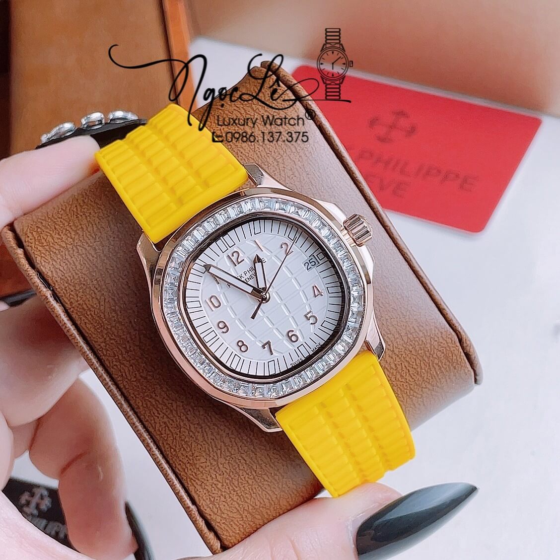 Đồng Hồ Patek Philippe Aquanaut Nữ Dây Cao Su Vàng Mặt Trắng Đính Đá Rose Máy Pin Size 35mm