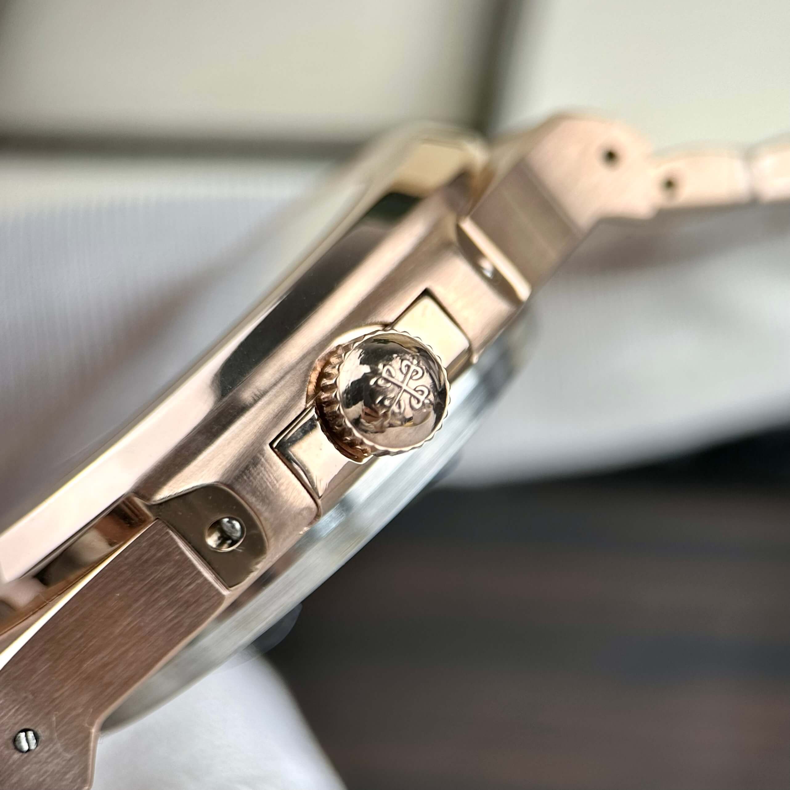 Đồng Hồ Patek Philippe Nautilus Nam Máy Cơ Tự Động Rose Gold Mặt Nâu Size 40mm