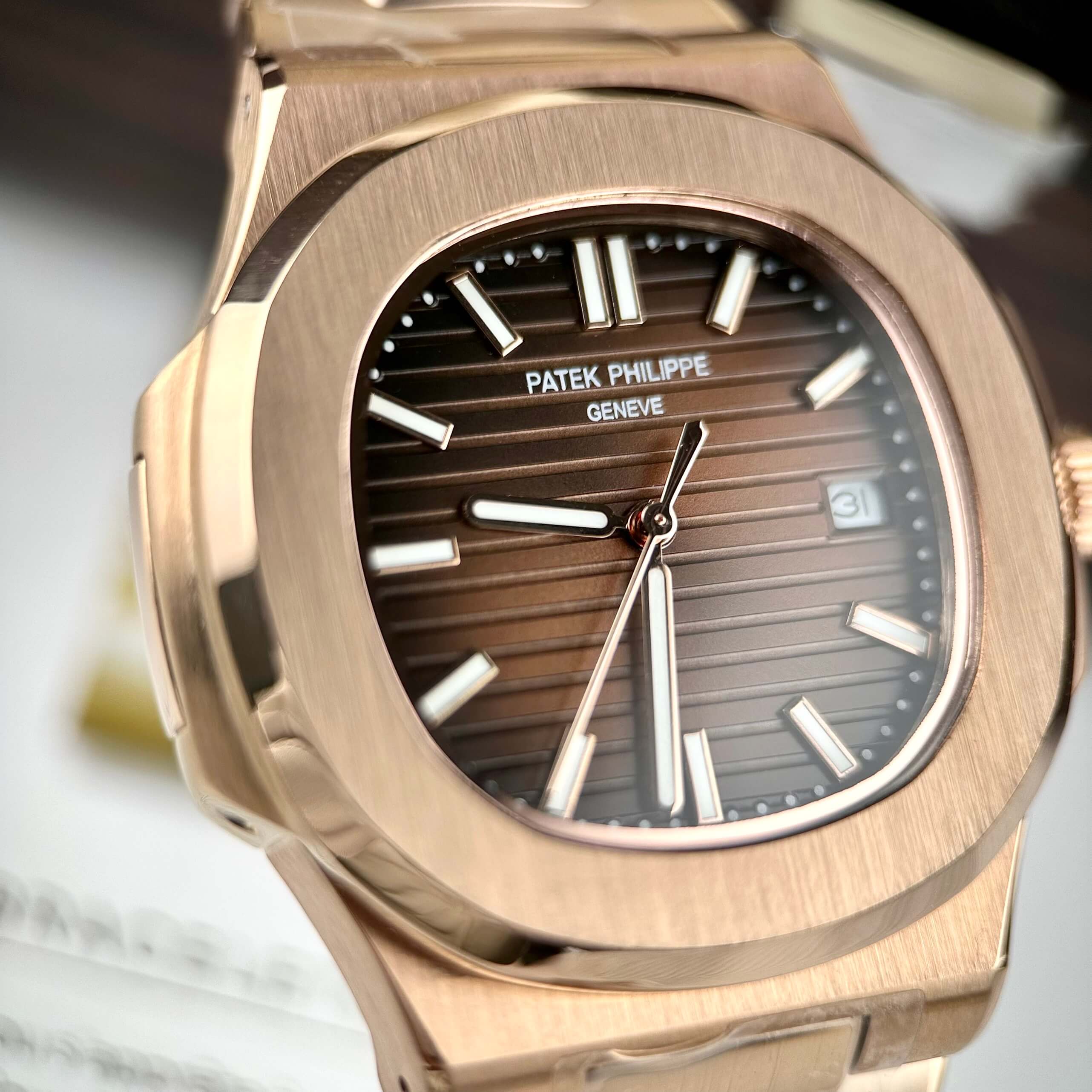 Đồng Hồ Patek Philippe Nautilus Nam Máy Cơ Tự Động Rose Gold Mặt Nâu Size 40mm