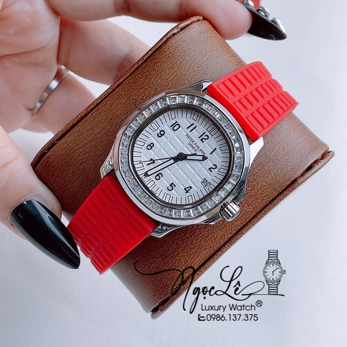 Đồng Hồ Patek Philippe Aquanaut Nữ Dây Silicon Đỏ Đính Đá Vỏ Silver Size 35mm Máy Pin
