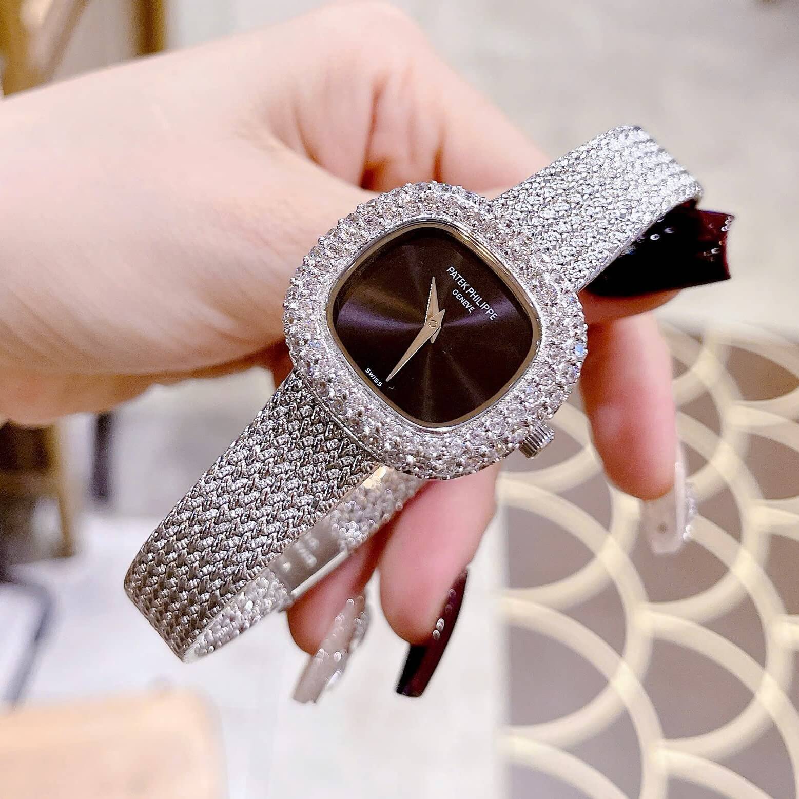 Đồng Hồ Patek Philippe Nữ Dây Mesh Bạc Mặt Đen Đính Đá Size 32mm